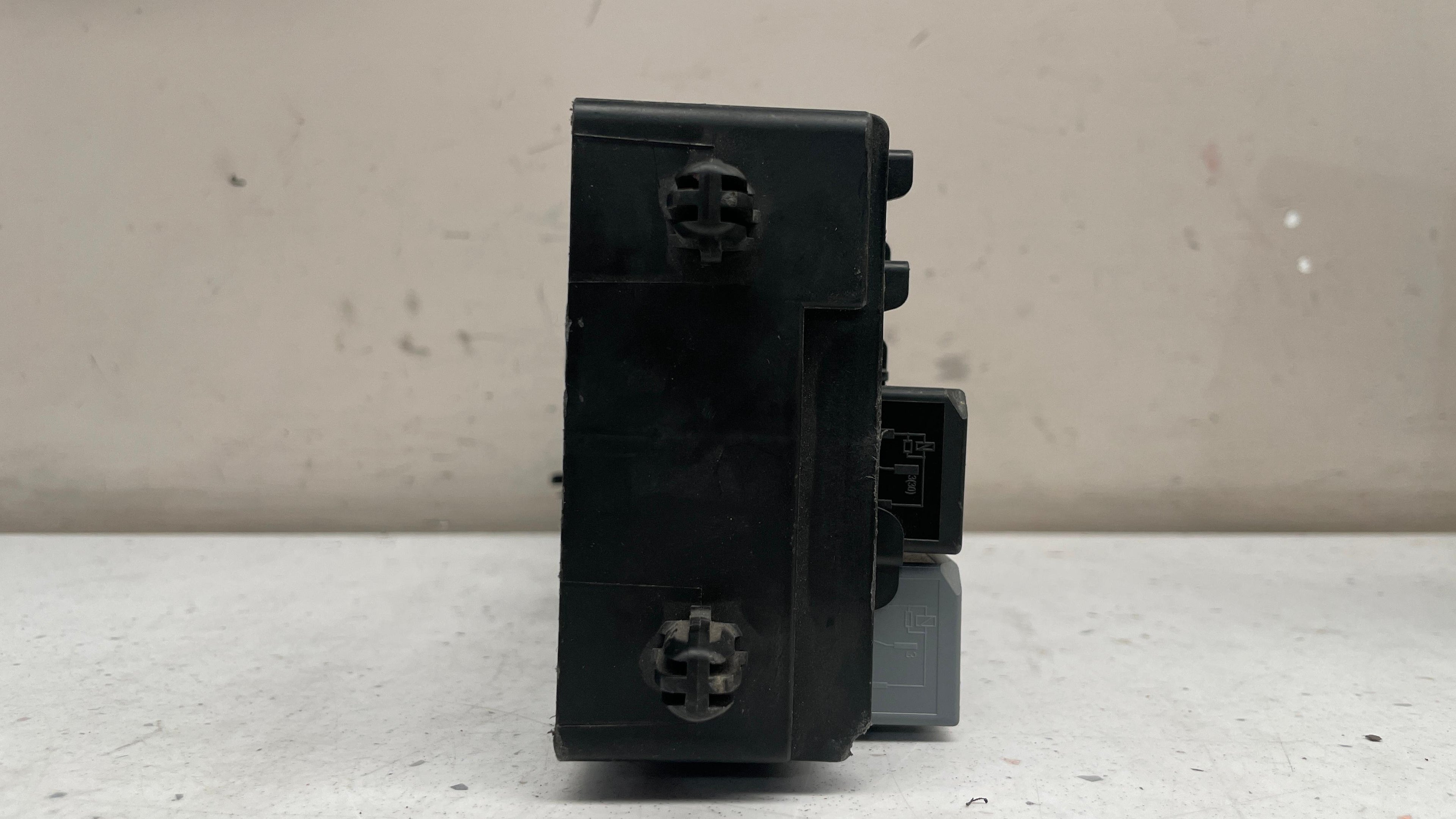 JPLA-14A073-BB  LAND ROVER CABIN FUSE BOX