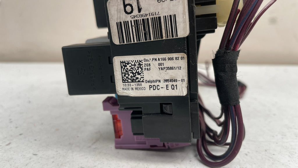 A1669068201 MERCEDES RELAY BOX / FUSE BOX