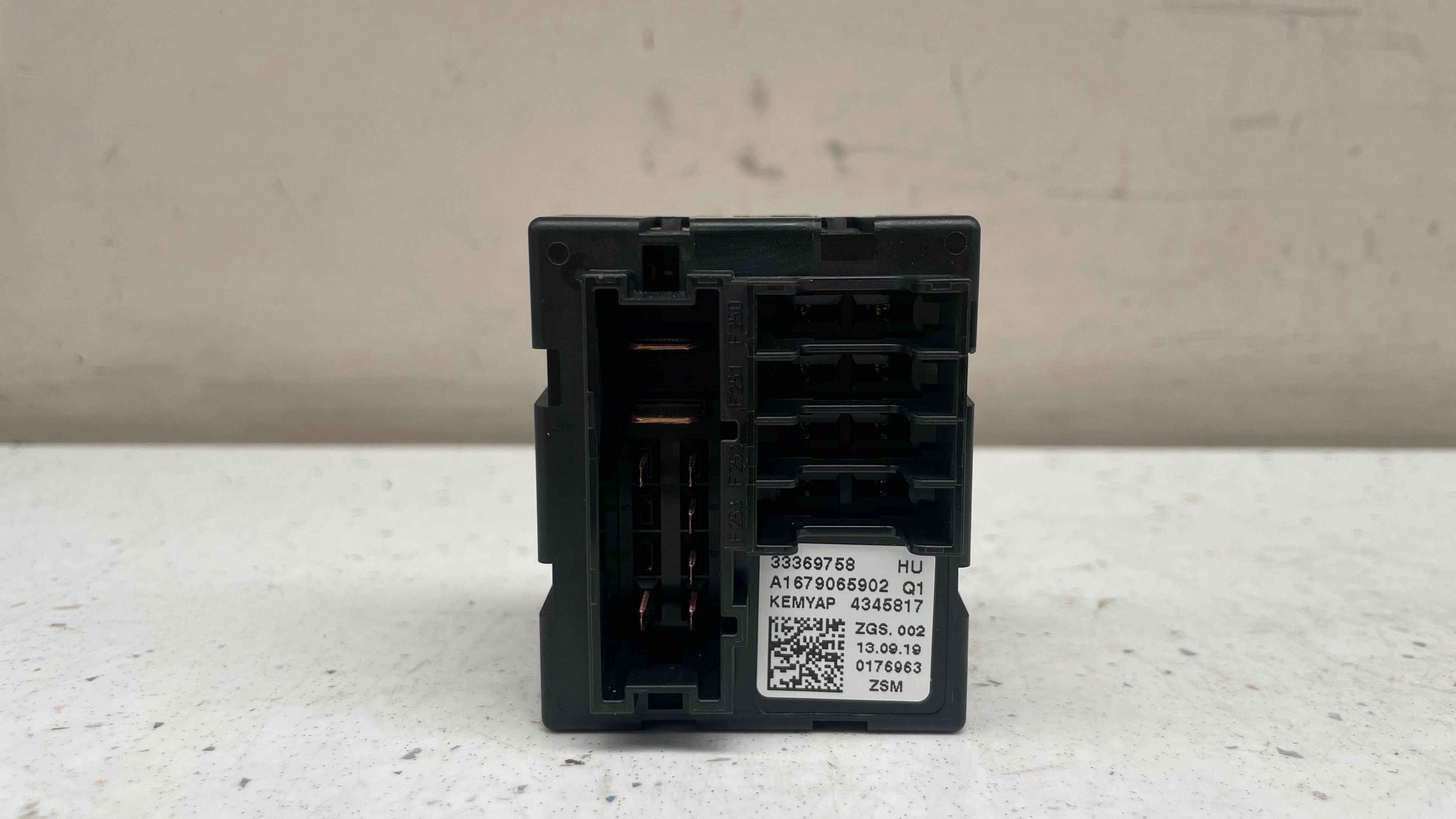 A1679065902 MERCEDES GLE PREFUSE BOX RELAY UNIT
