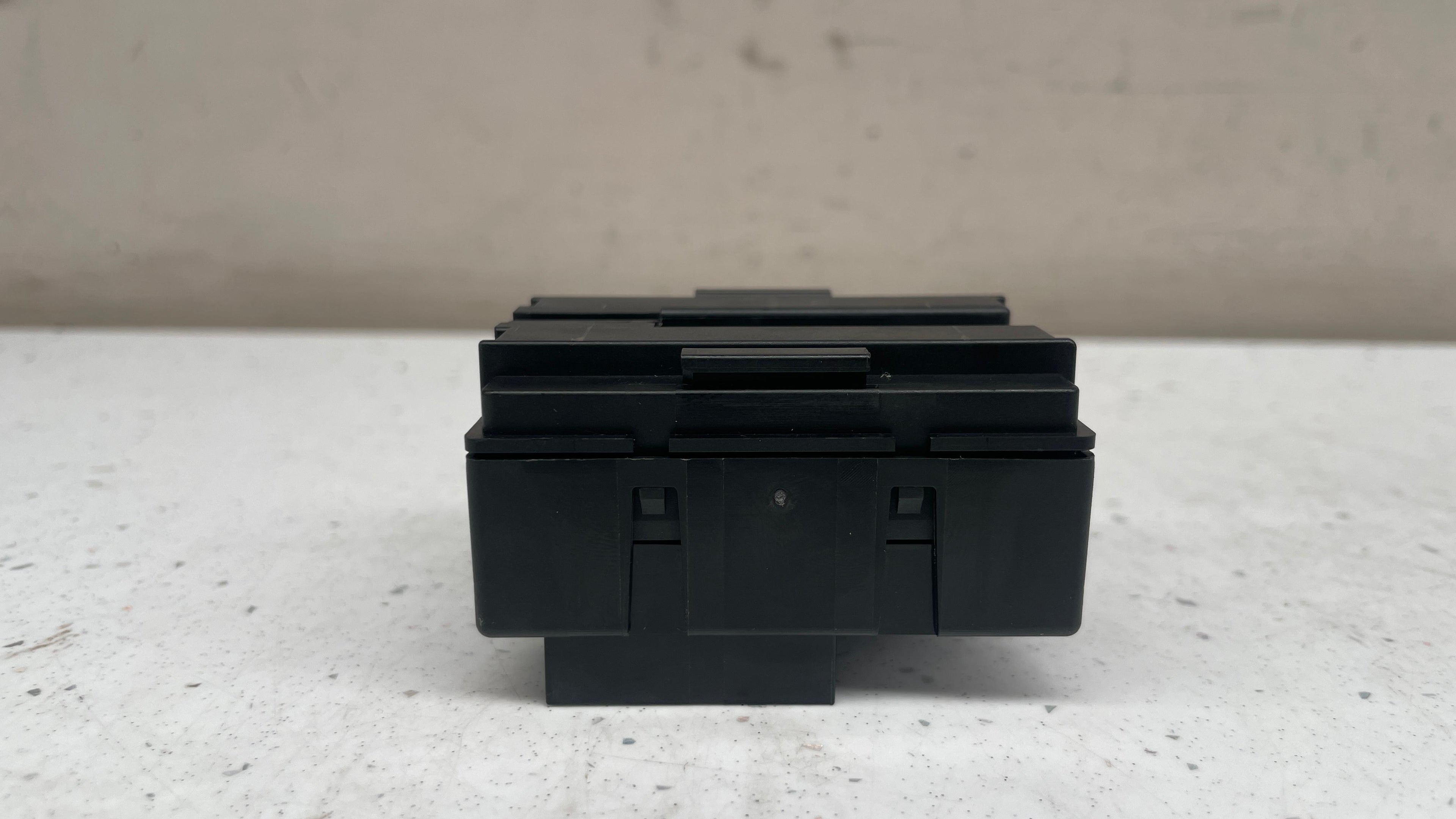 A1679065902 MERCEDES GLE PREFUSE BOX RELAY UNIT