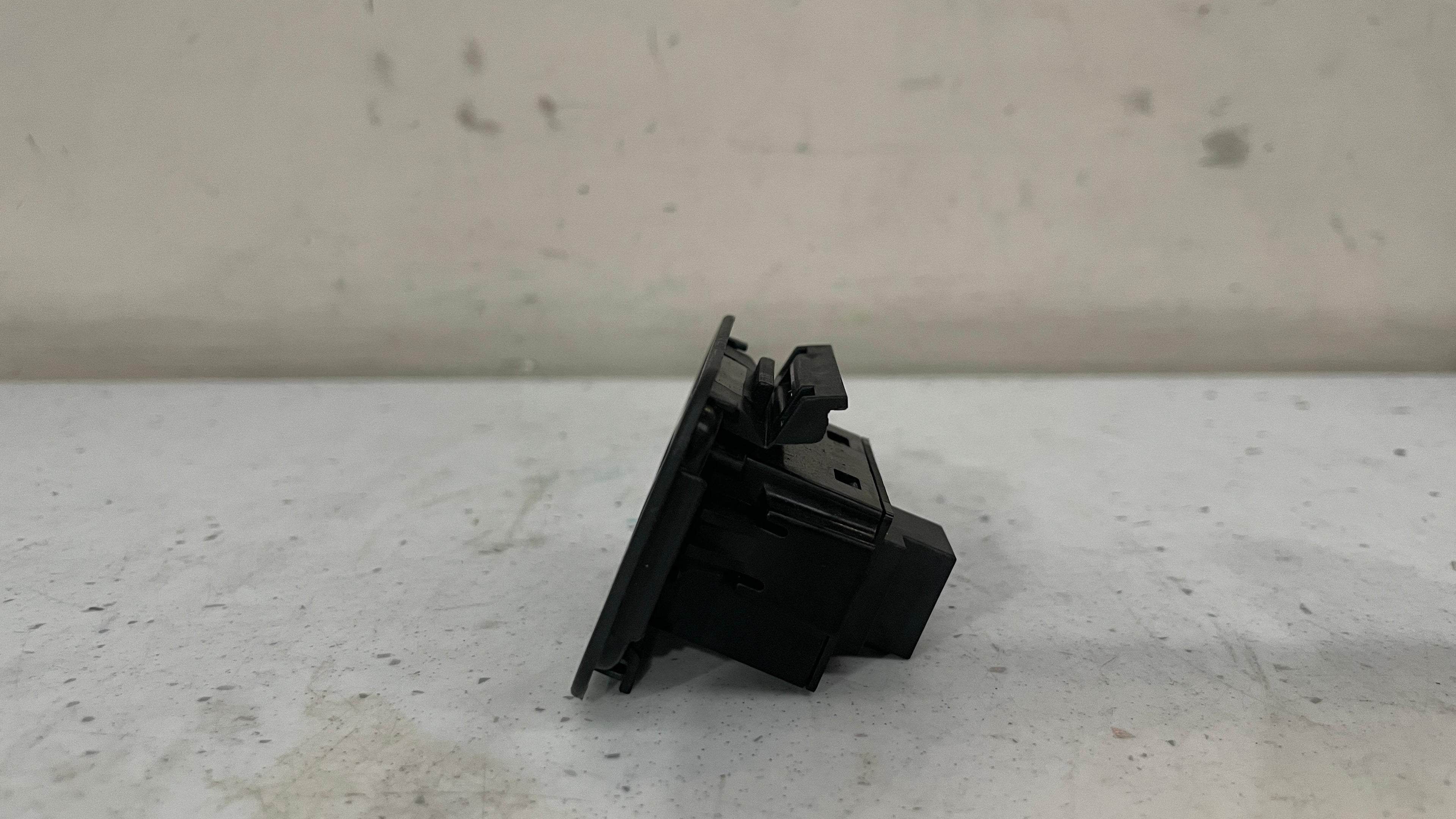 4G0959831A AUDI TAILGATE RELEASE SWITCH