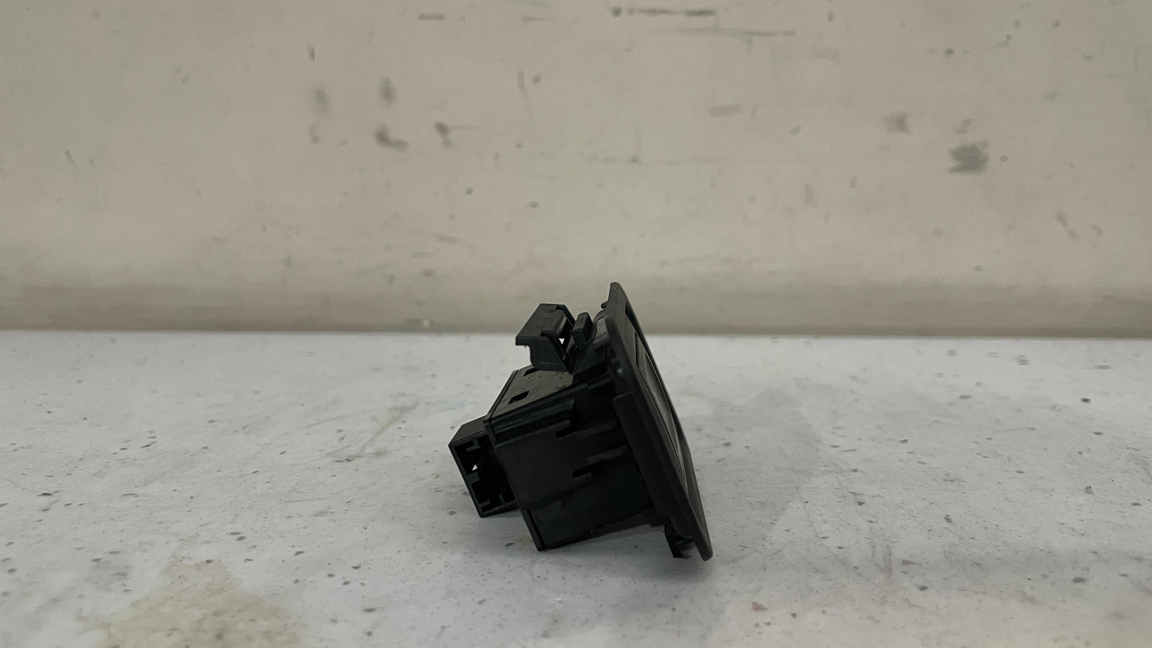 4G0959831A AUDI TAILGATE RELEASE SWITCH