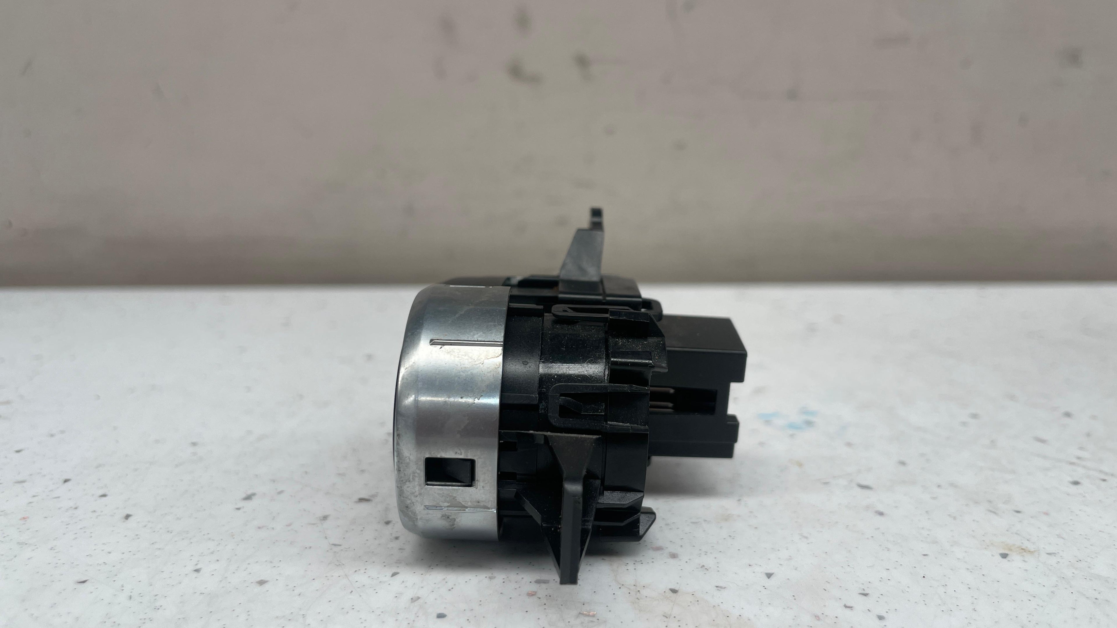 929168902 BMW X5 ENGINE START STOP BUTTON