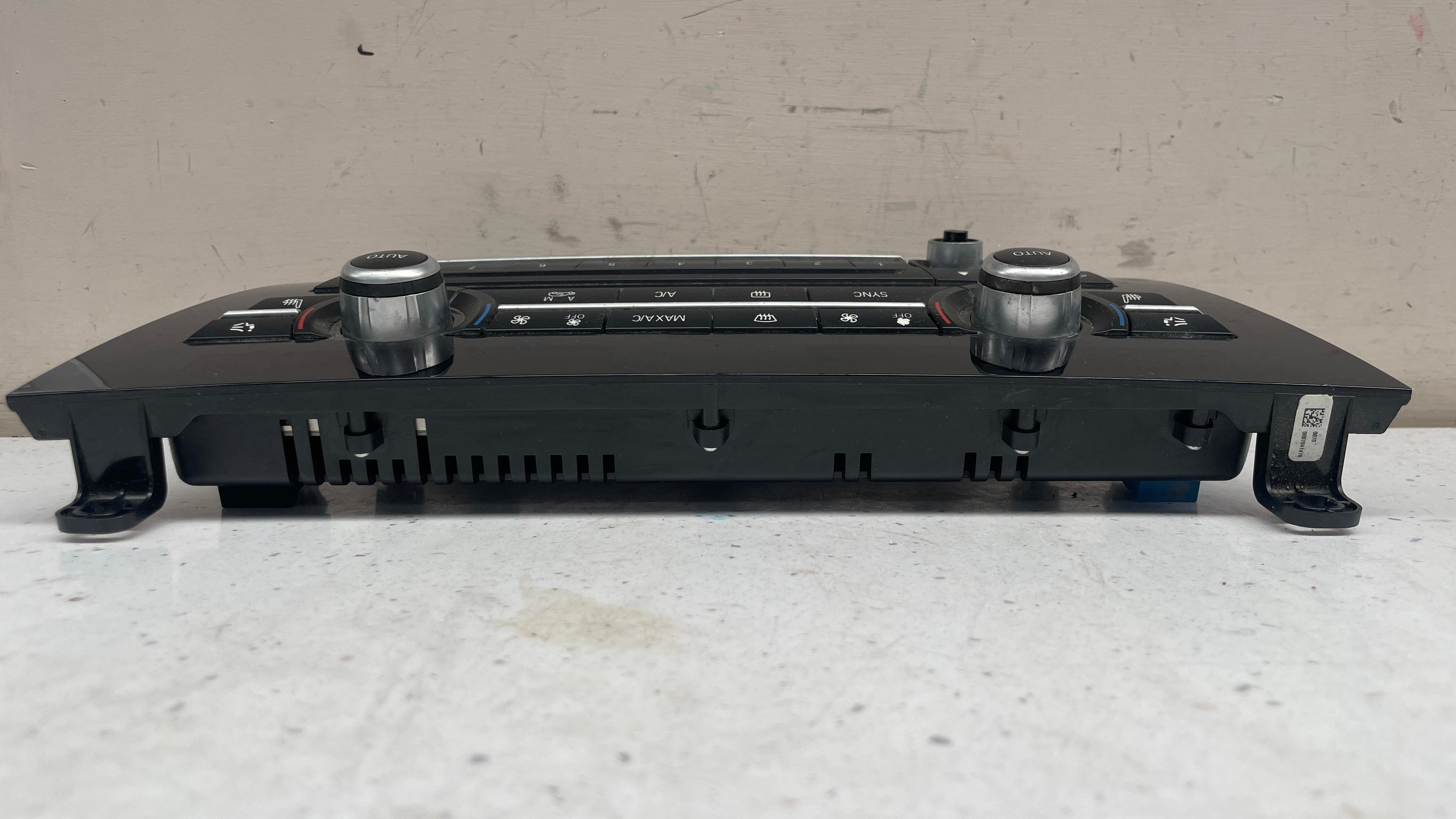 9390458-01 BMW CLIMATE CONTROL AND RADIO CONTROL PANEL