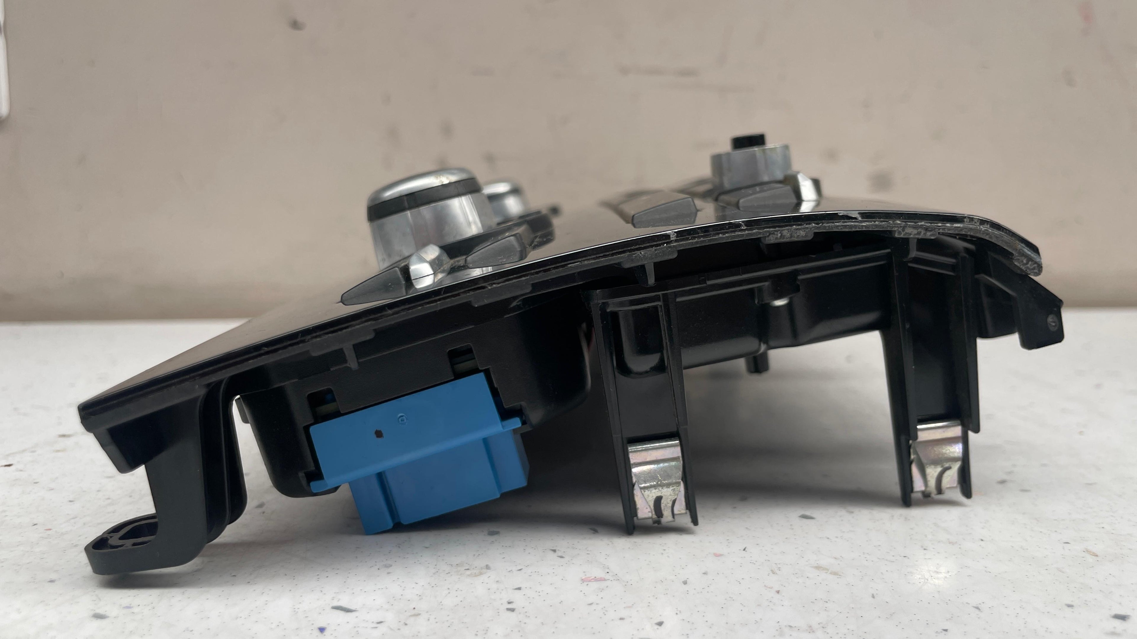 9390458-01 BMW CLIMATE CONTROL AND RADIO CONTROL PANEL