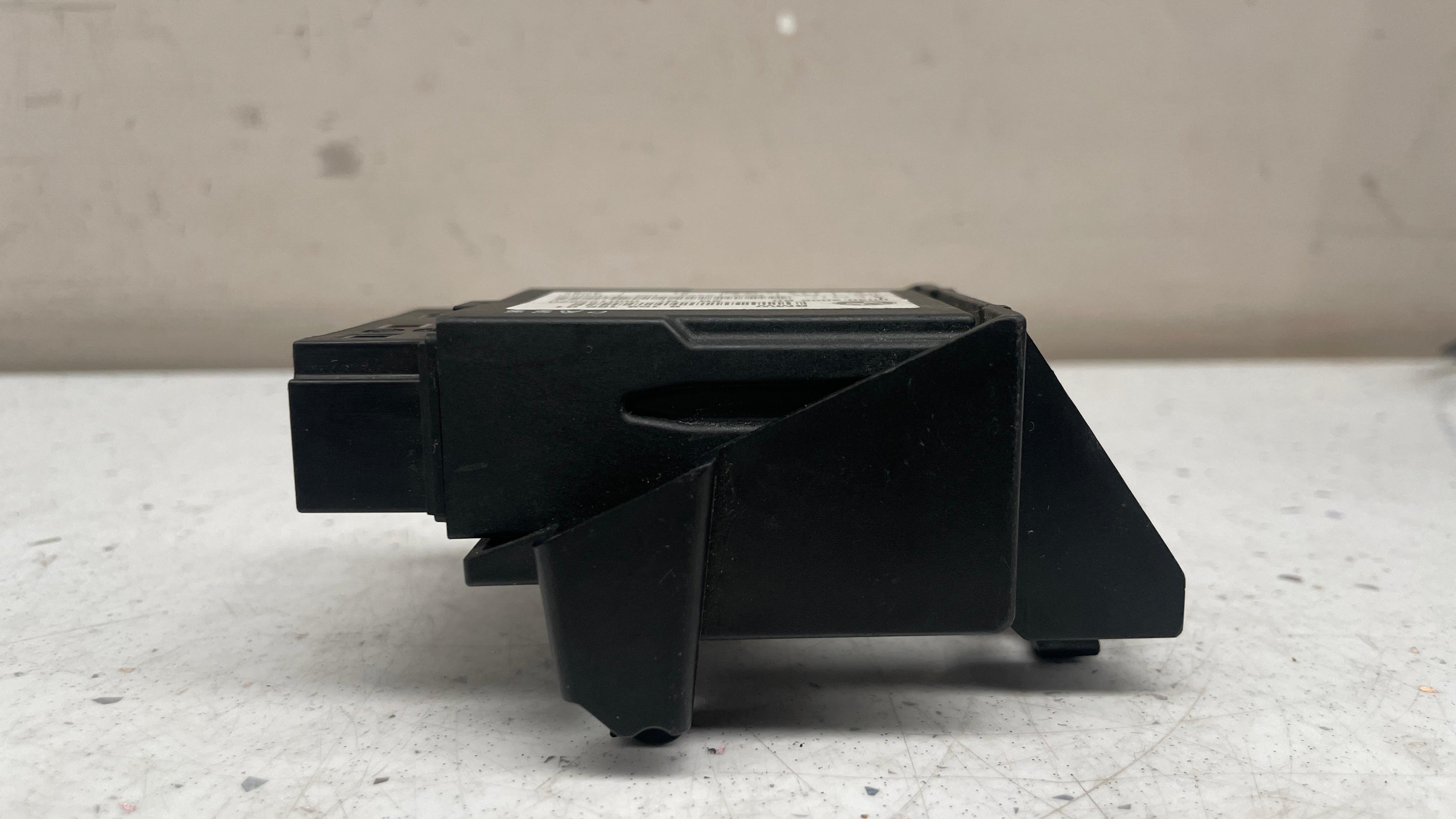 915916601  BMW CENTRE ECU SEAT