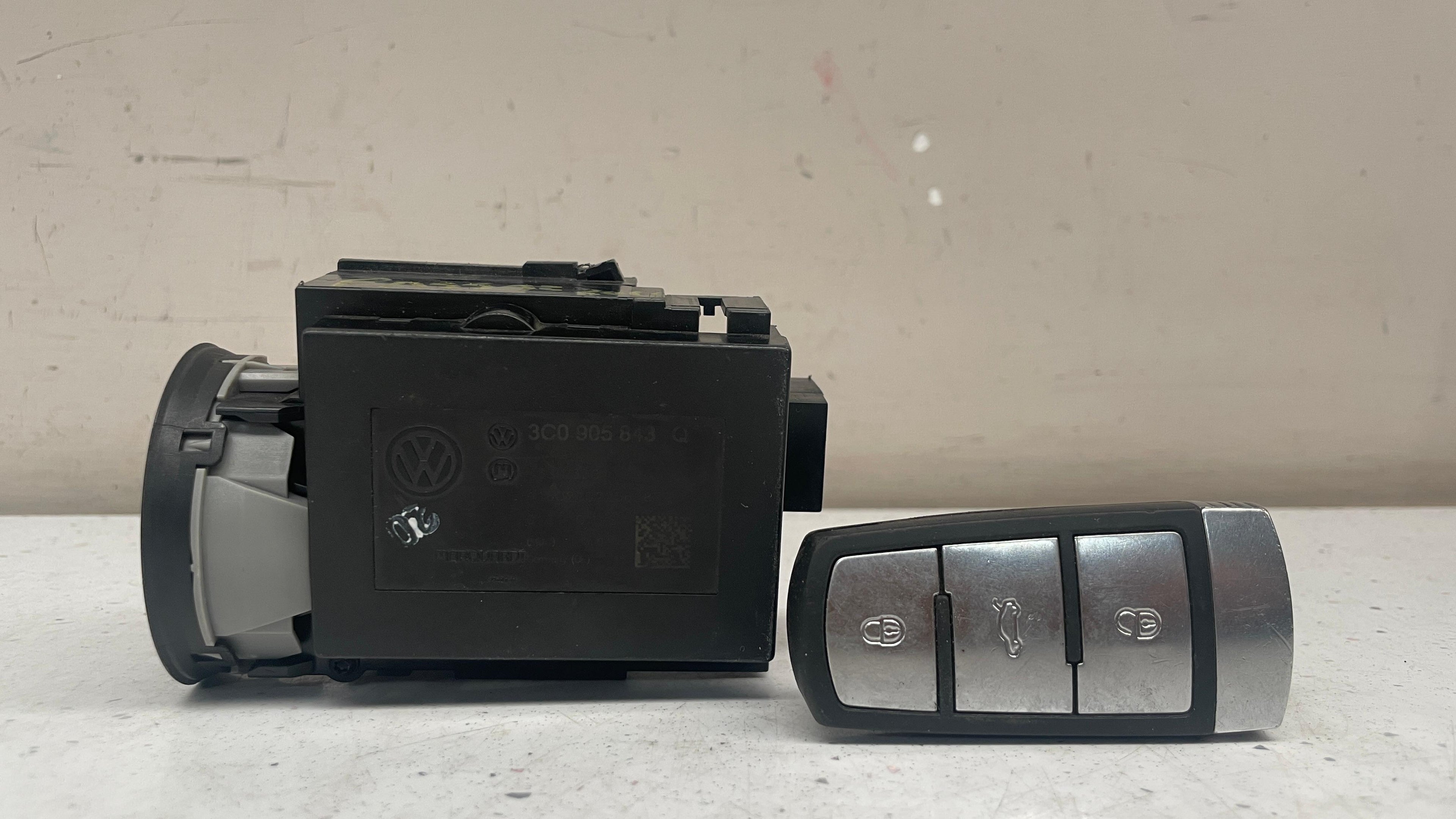 3C0905843Q  VOLKSWAGEN PASSAT IGNITION KEY SWITCH