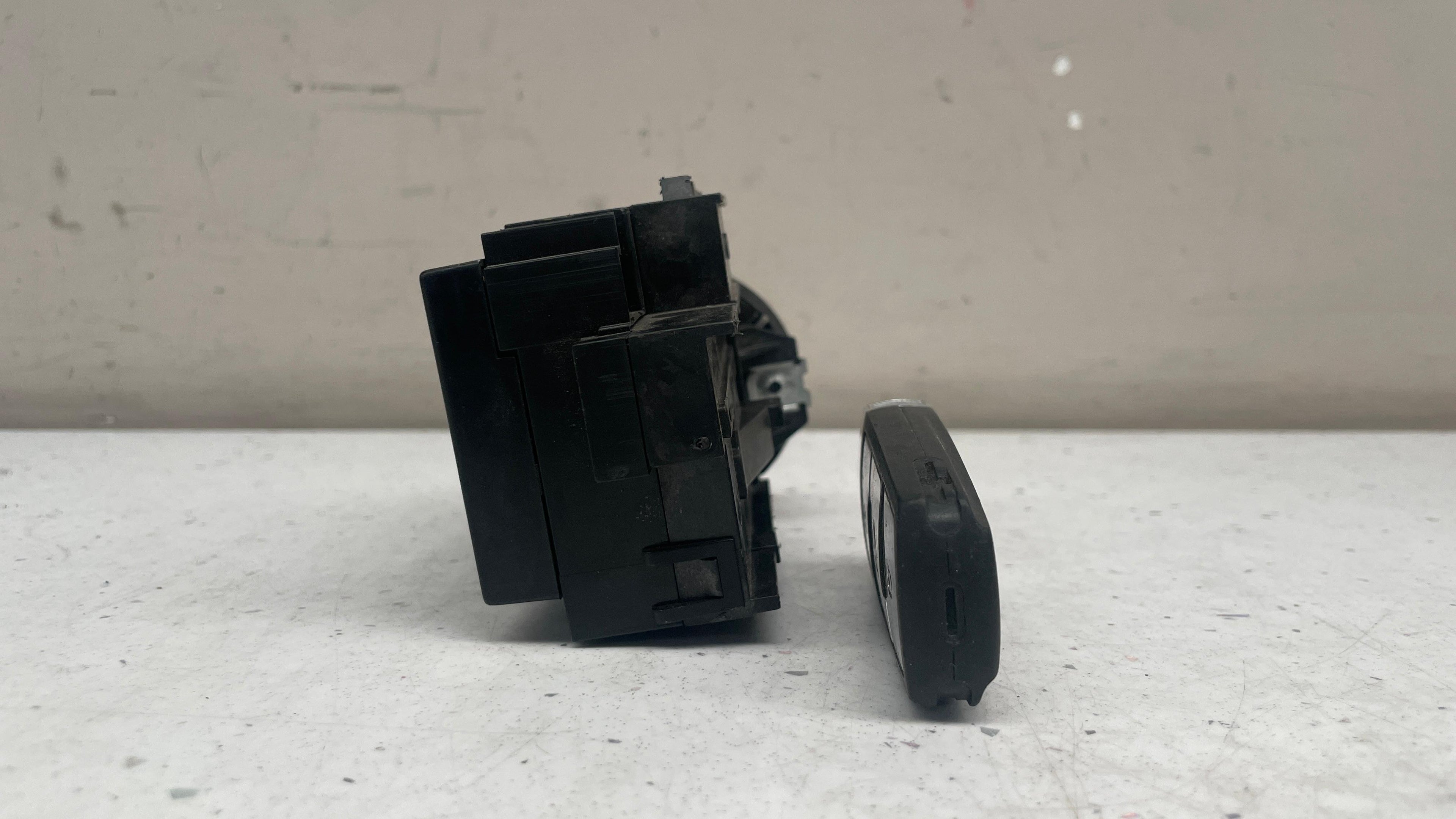 3C0905843Q  VOLKSWAGEN PASSAT IGNITION KEY SWITCH