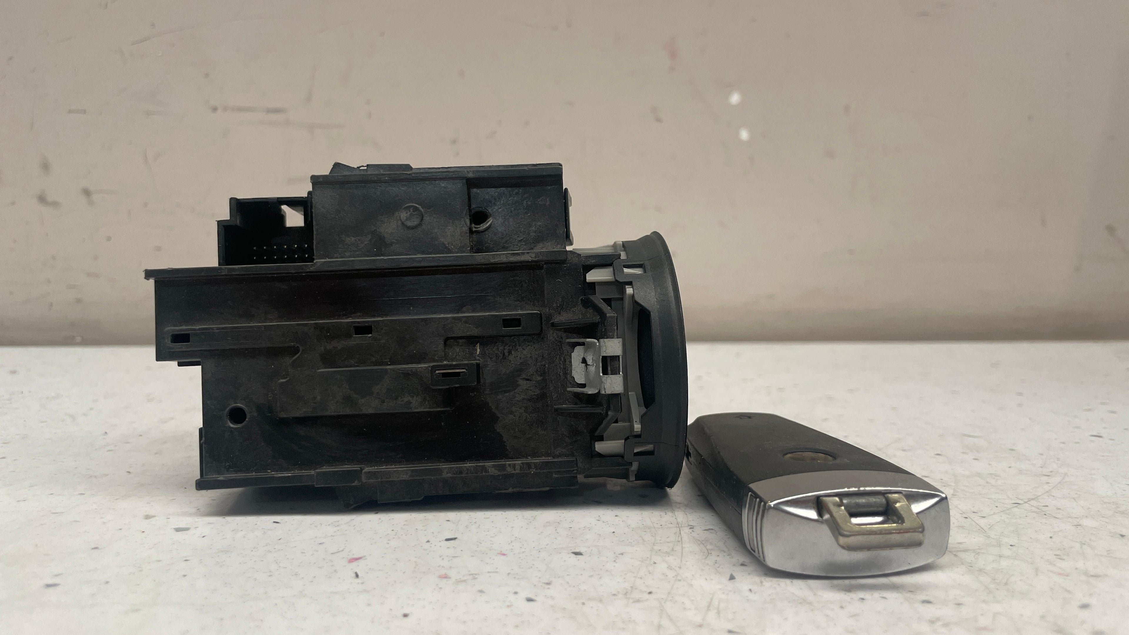 3C0905843Q  VOLKSWAGEN PASSAT IGNITION KEY SWITCH