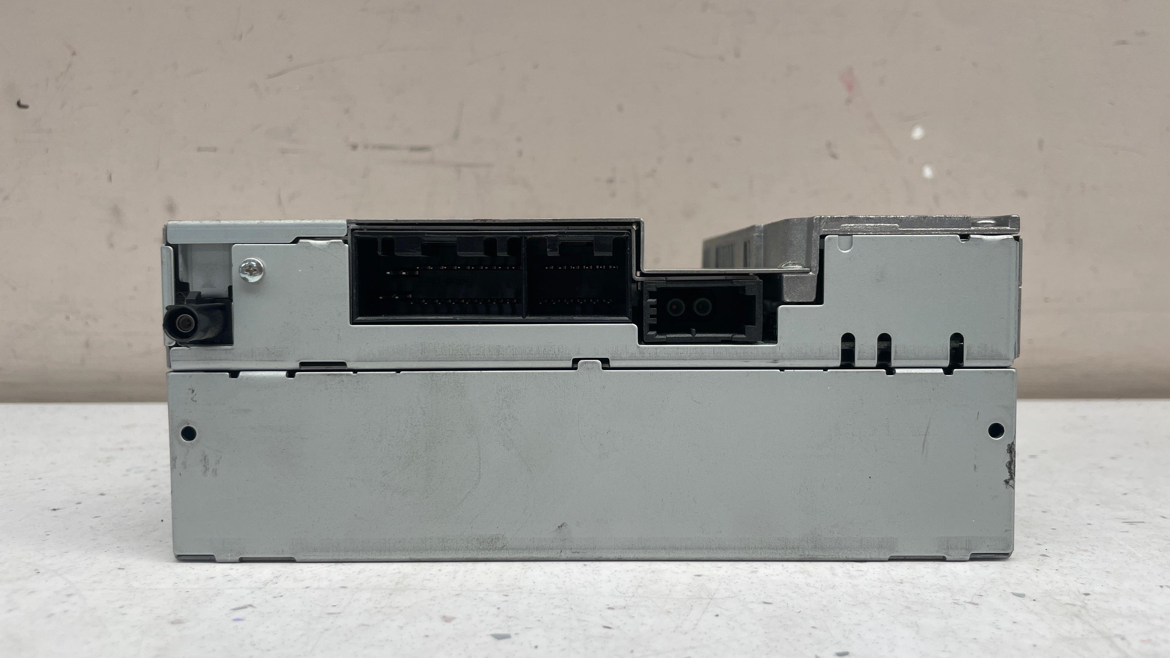 AH22-18C815-AE  LAND ROVER CD PLAYER HEAD UNIT STEREO