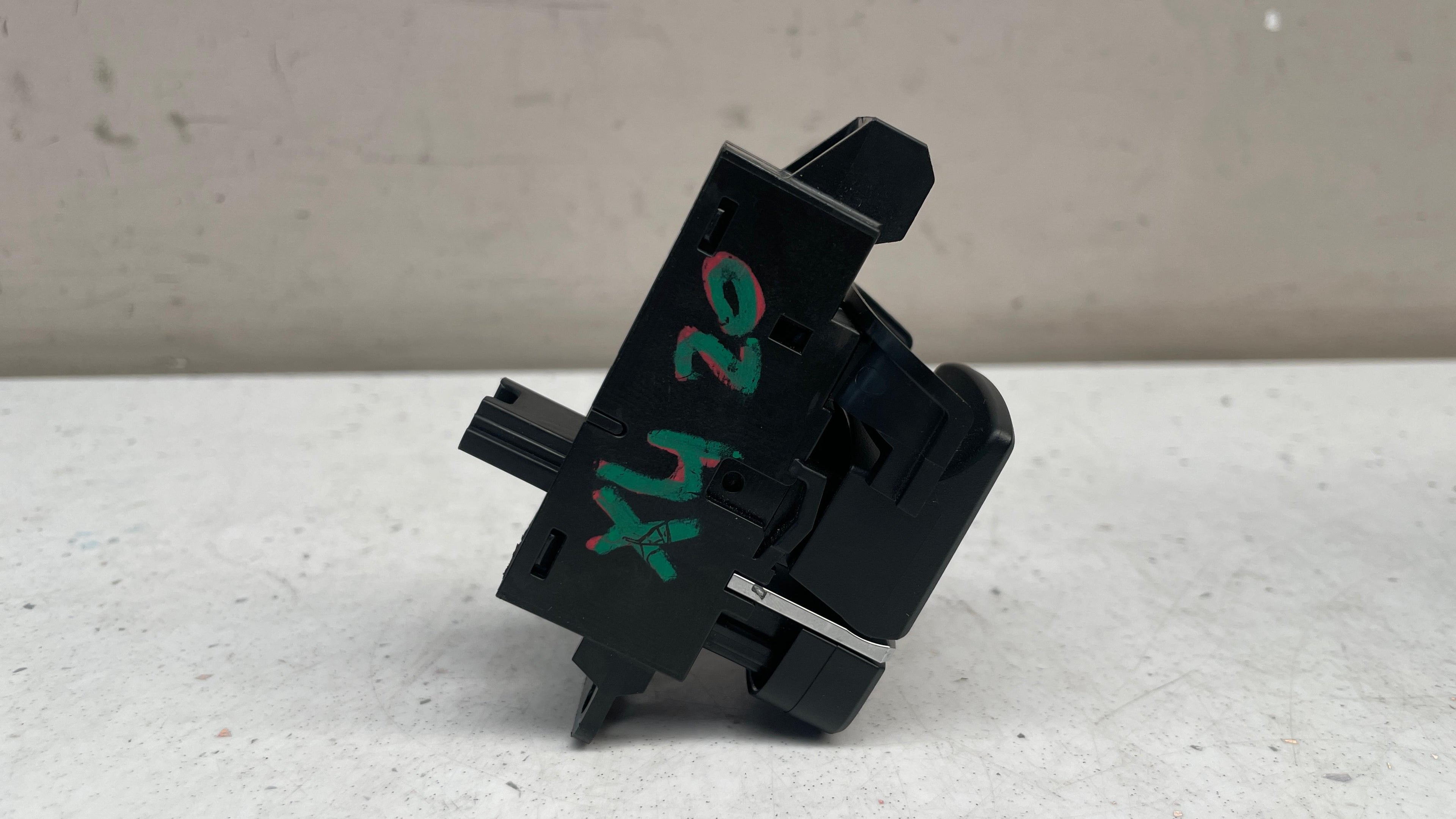9109311  BMW PARKING BRAKE / AUTO-HOLD SWITCH