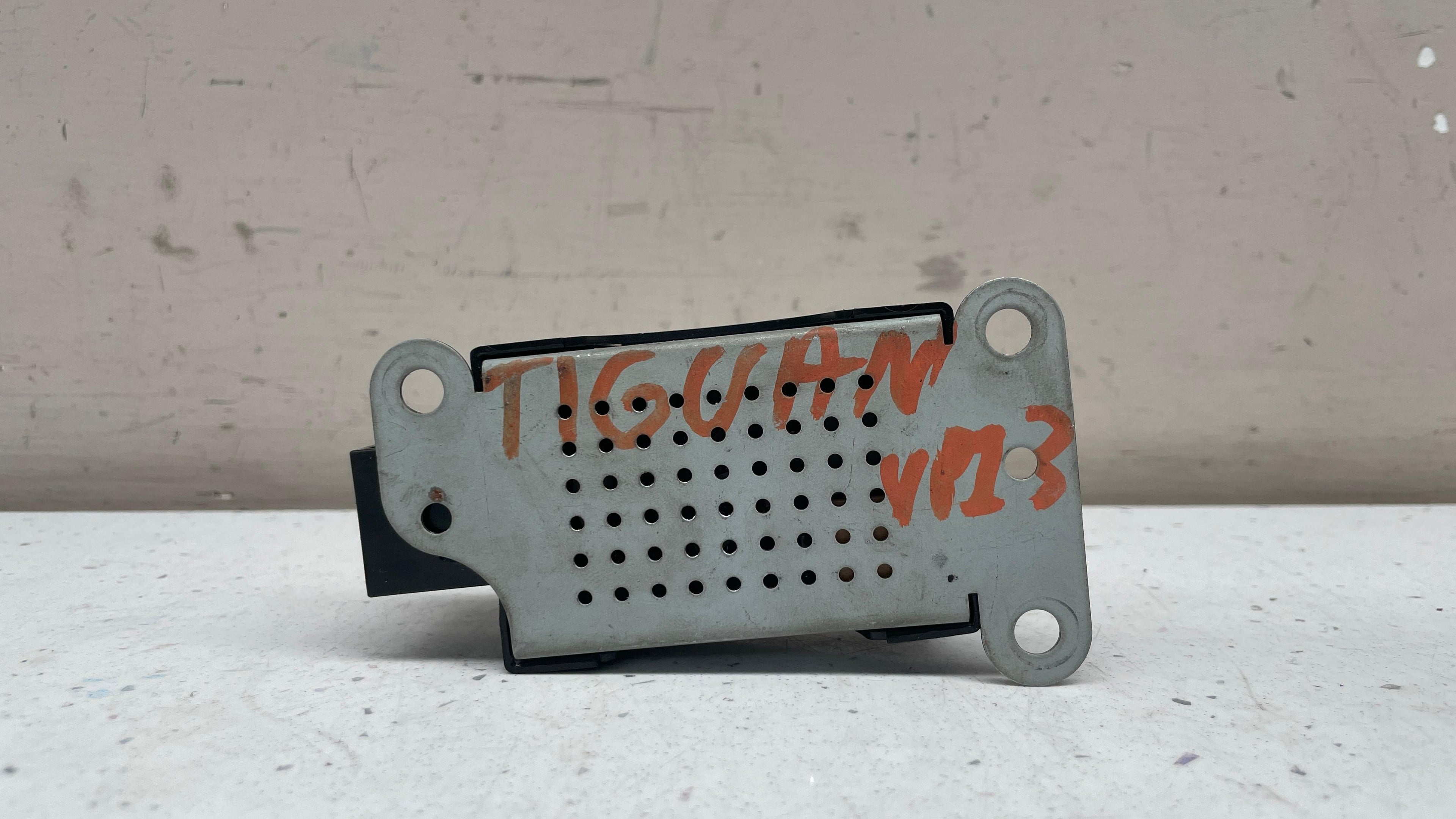 5N0035570A   VOLKSWAGEN   ANTENNA AMPLIFIER SUPPRESSOR