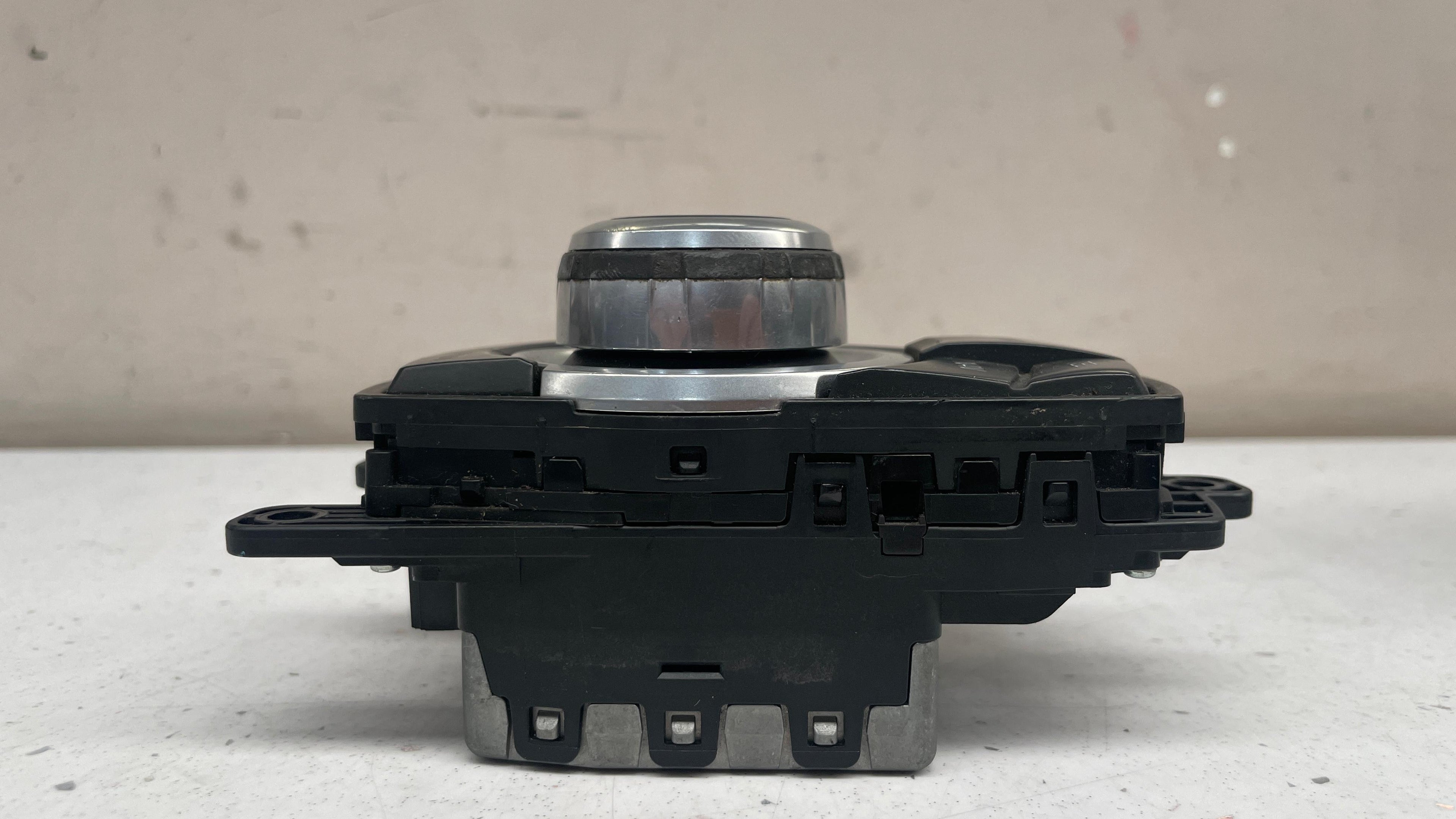 65829253944-01  BMW MEDIA NAVIGATION CONTROLLER
