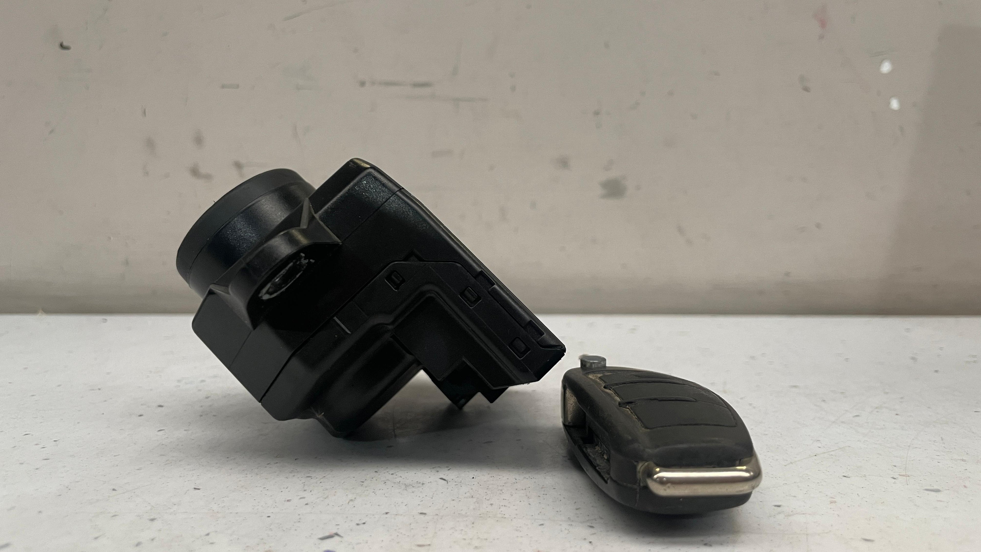 4F0909131E   AUDI IGNITION BARREL LOCK WITH KEY