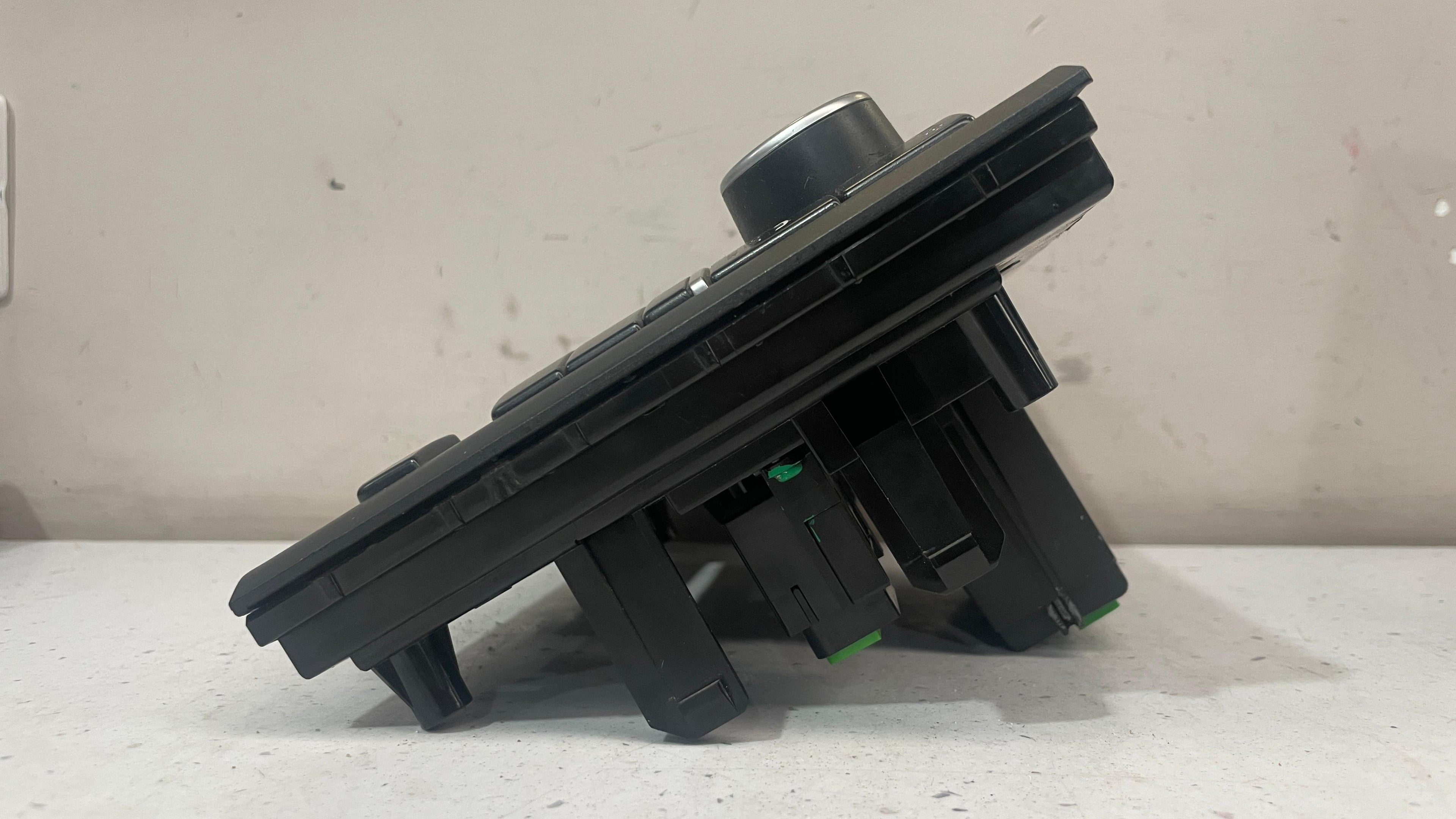 31300035 VOLVO XC90 RADIO CD CONTROL PANEL
