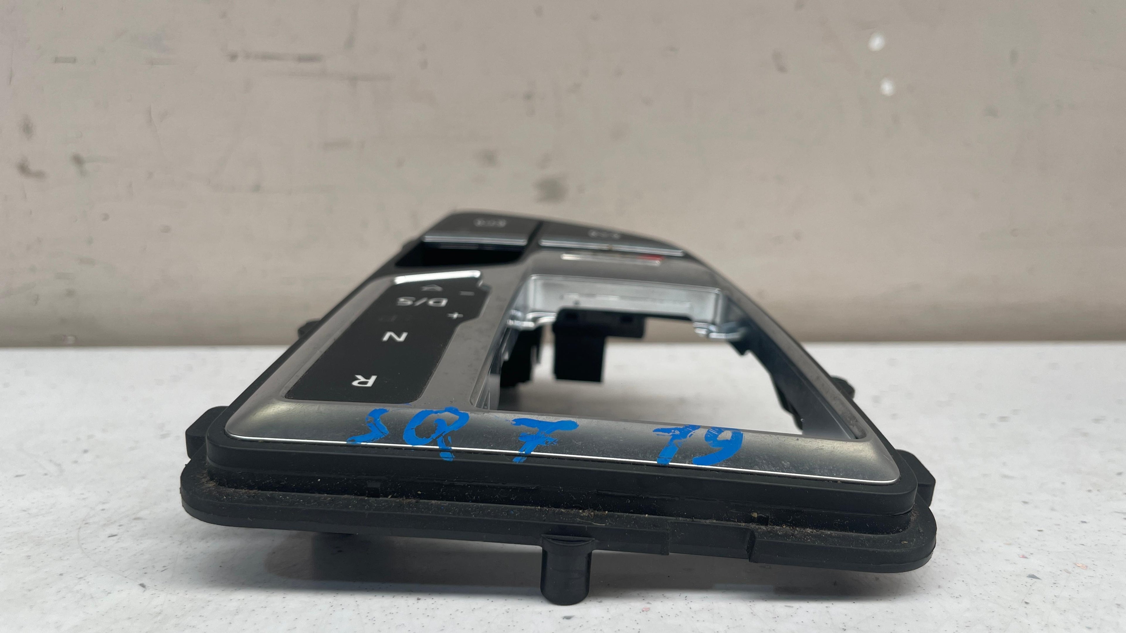 4M2713111E AUDI GEAR SURROUND COVER