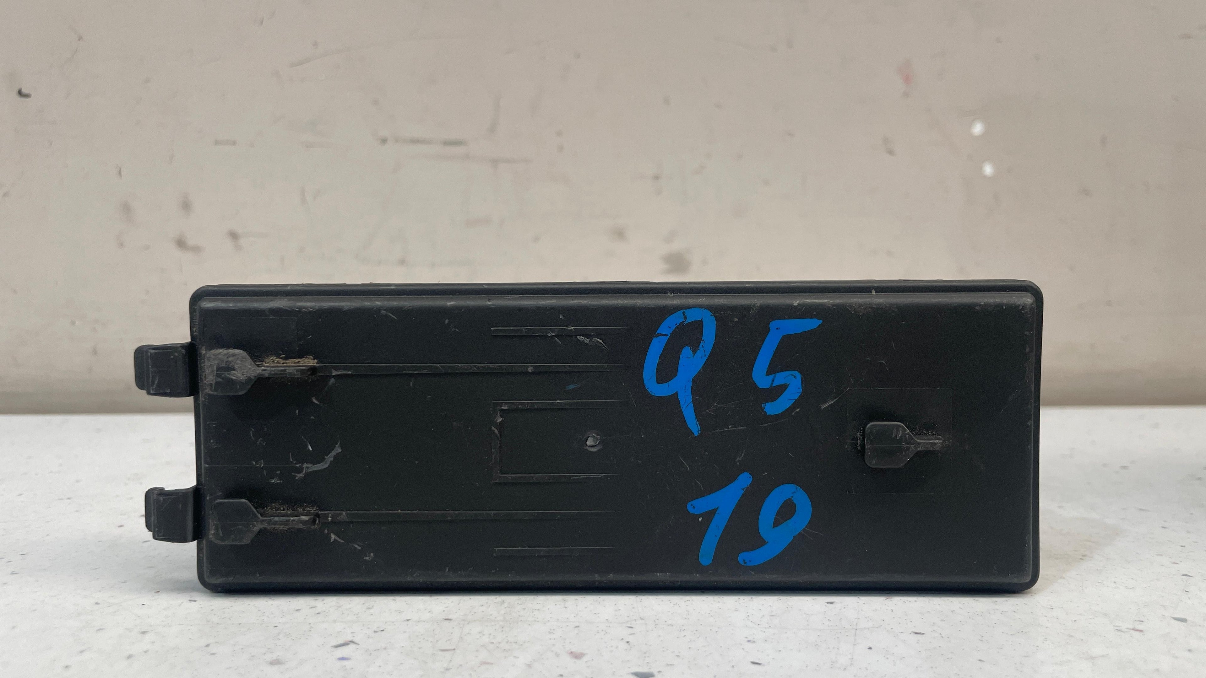 8W8959107B AUDI Q5  ELECTRIC  TAILGATE  TRUNK  CONTROL