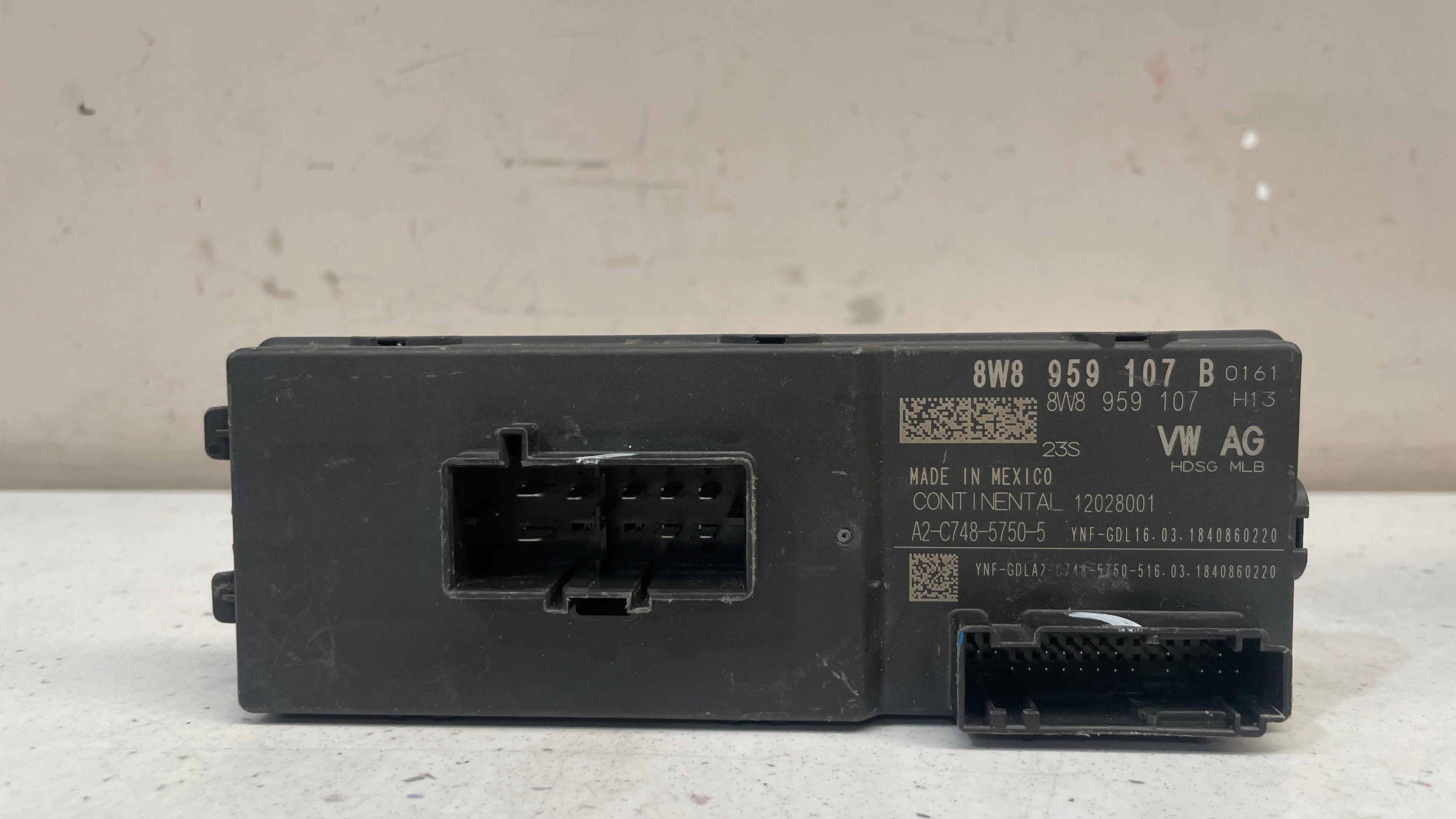 8W8959107B AUDI Q5  ELECTRIC  TAILGATE  TRUNK  CONTROL