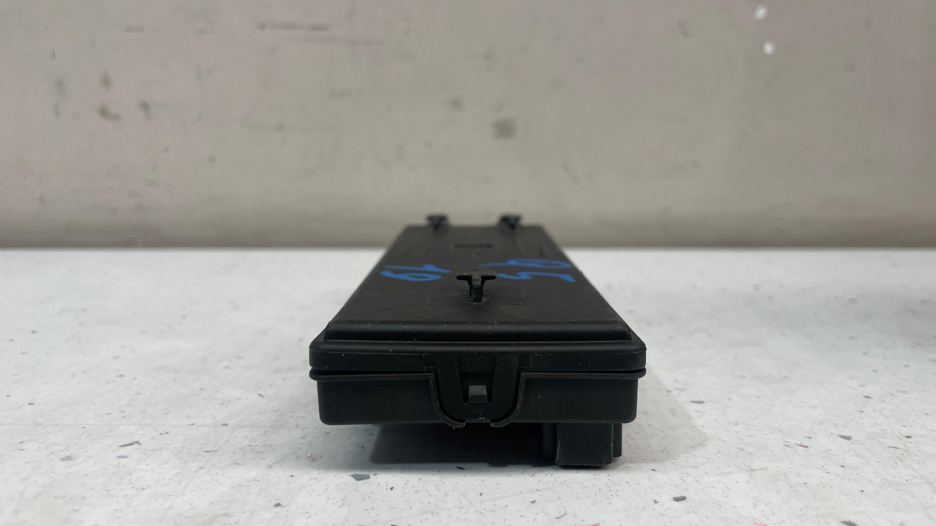 8W8959107B AUDI Q5  ELECTRIC  TAILGATE  TRUNK  CONTROL