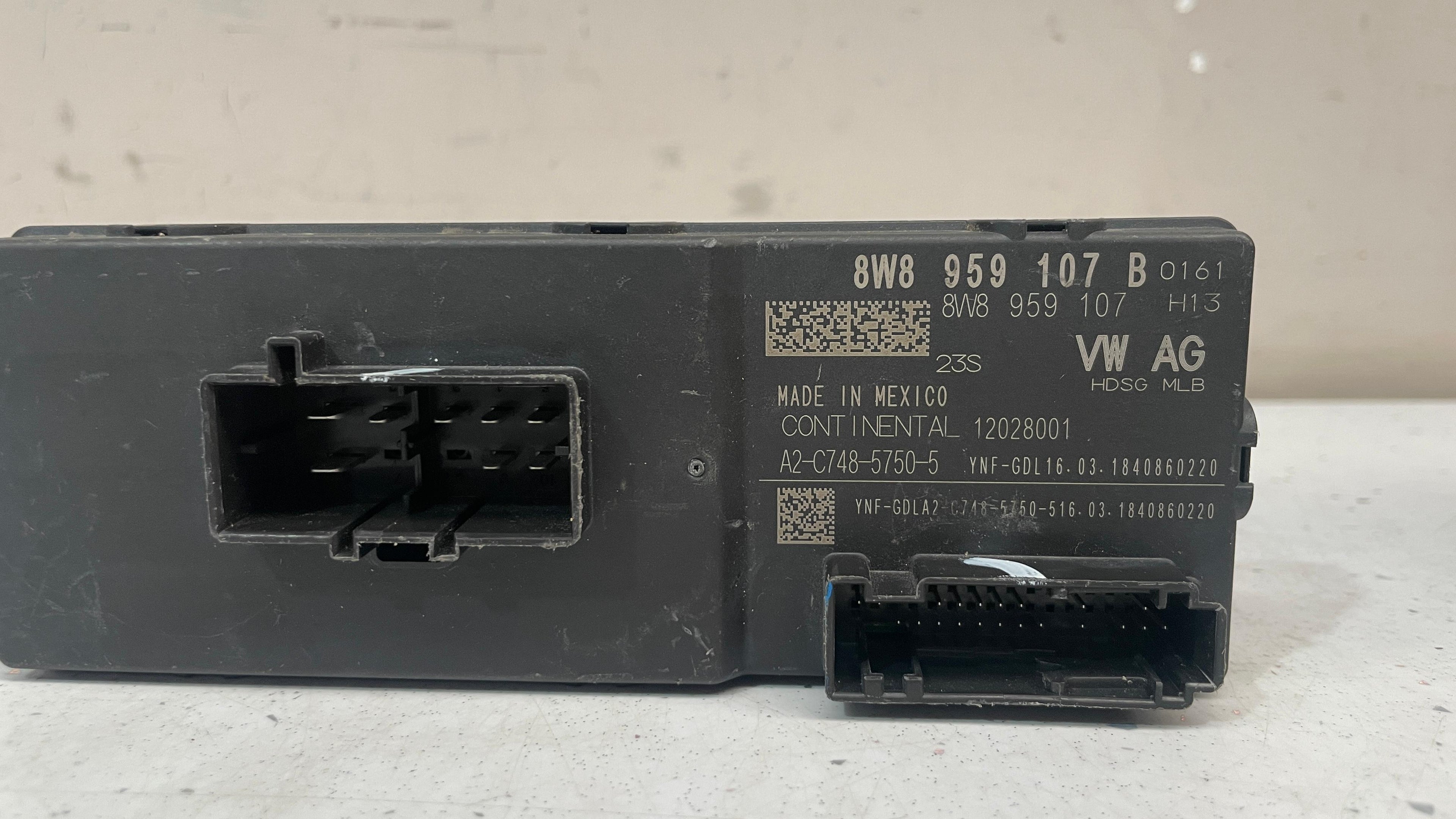 8W8959107B AUDI Q5  ELECTRIC  TAILGATE  TRUNK  CONTROL