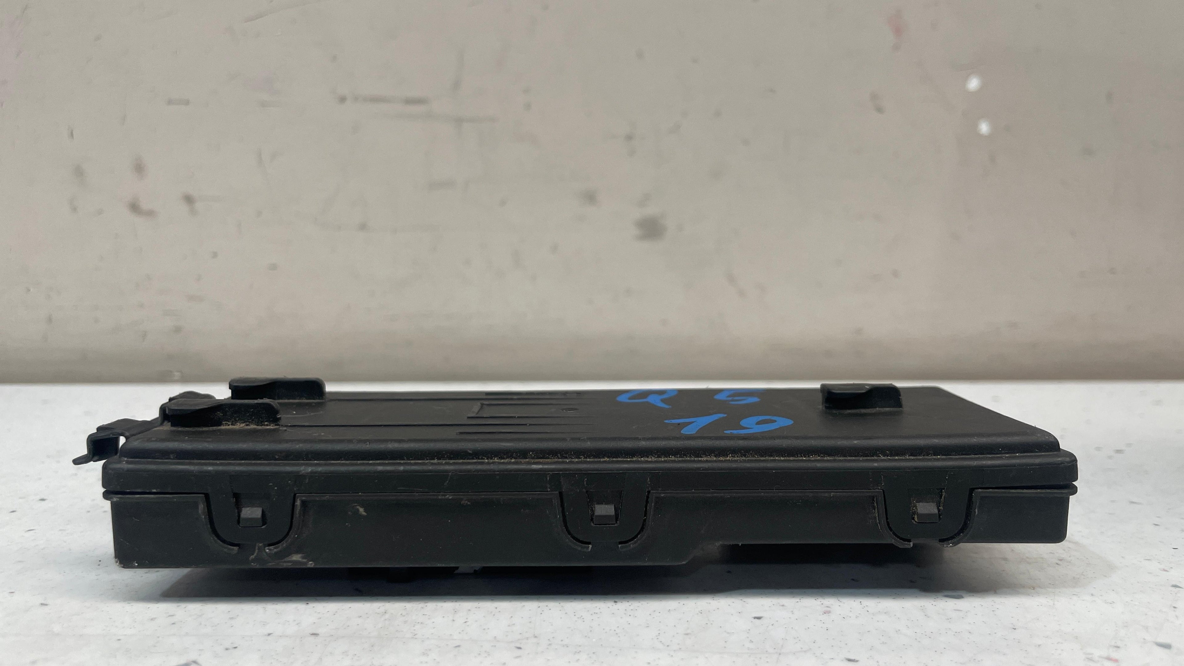 8W8959107B AUDI Q5  ELECTRIC  TAILGATE  TRUNK  CONTROL