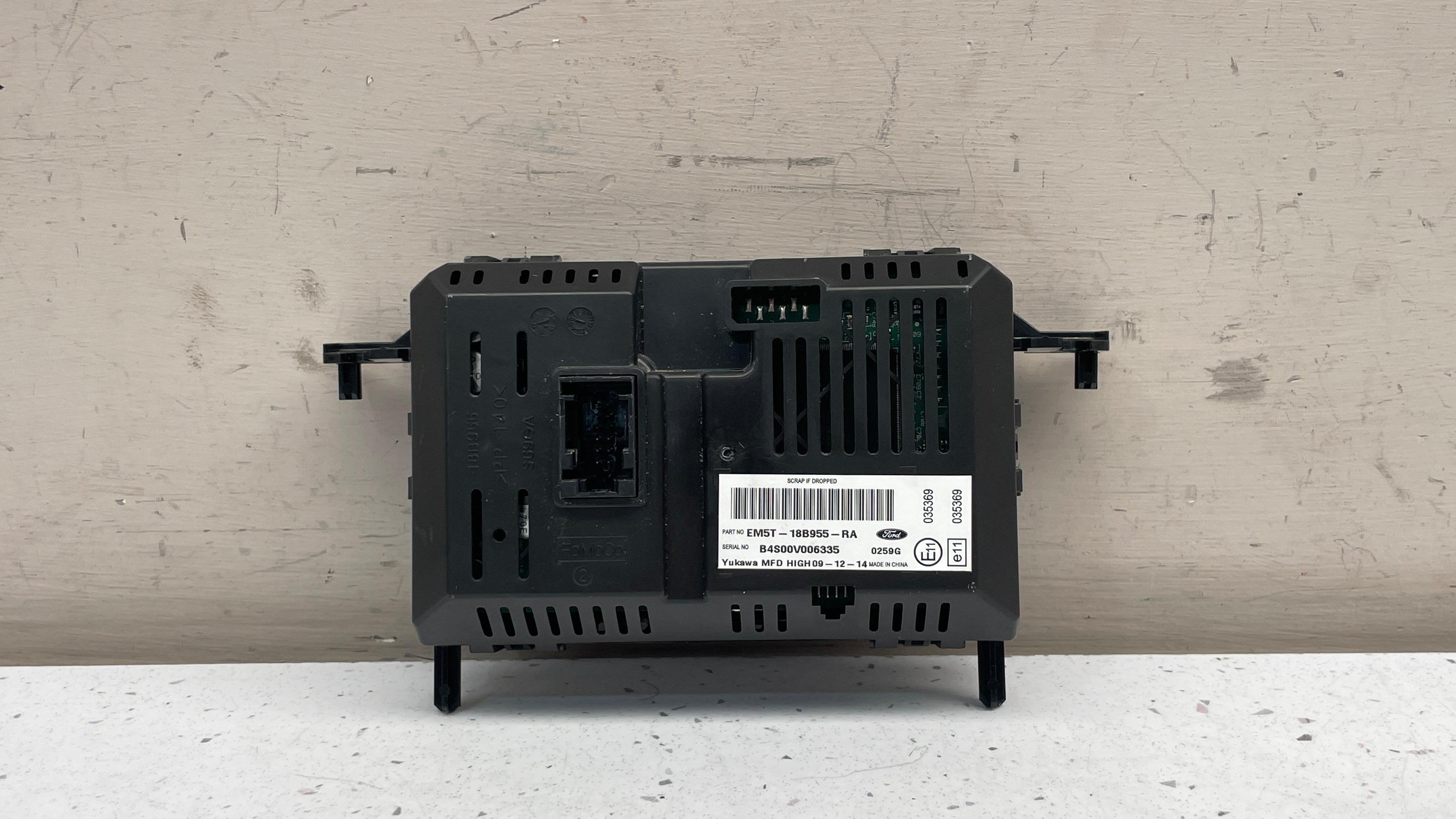EM5T-18B955-RA FORD DISPLAY SCREEN MONITOR