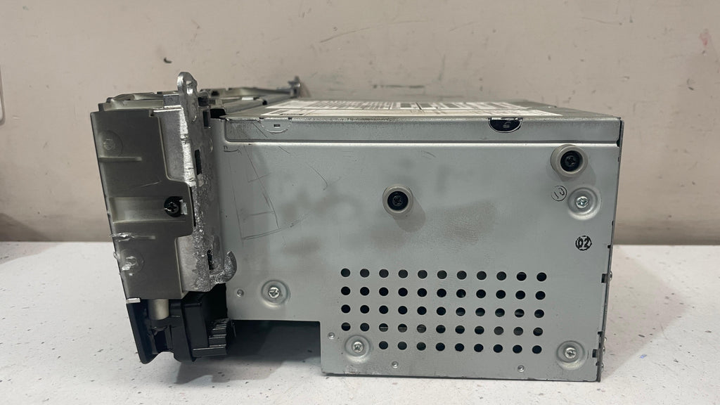 A2049061002 MERCEDES W204 RADIO COMAND NAVIGATION