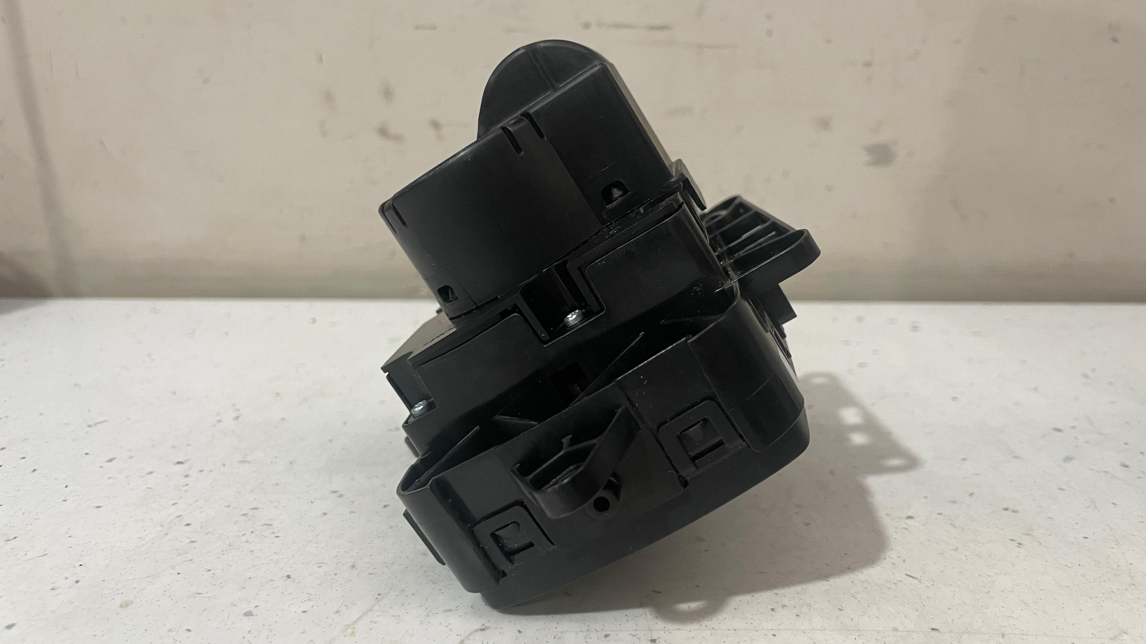 A2929059200 MERCEDES W166 AIR SUSPENSION SWITCH