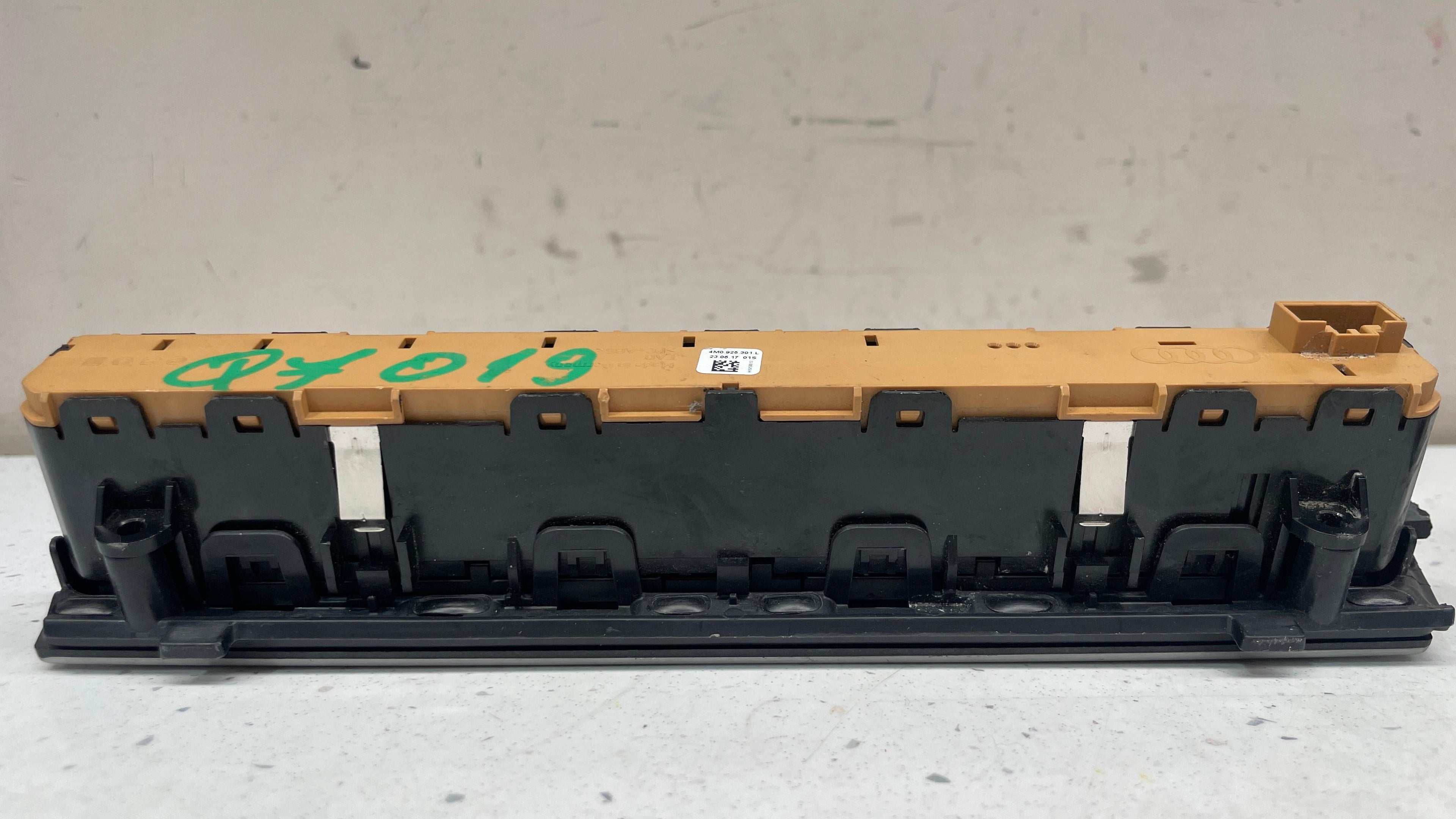 4M0925301L  AUDI CENTER CONSOLE BUTTON SWITCH PANEL