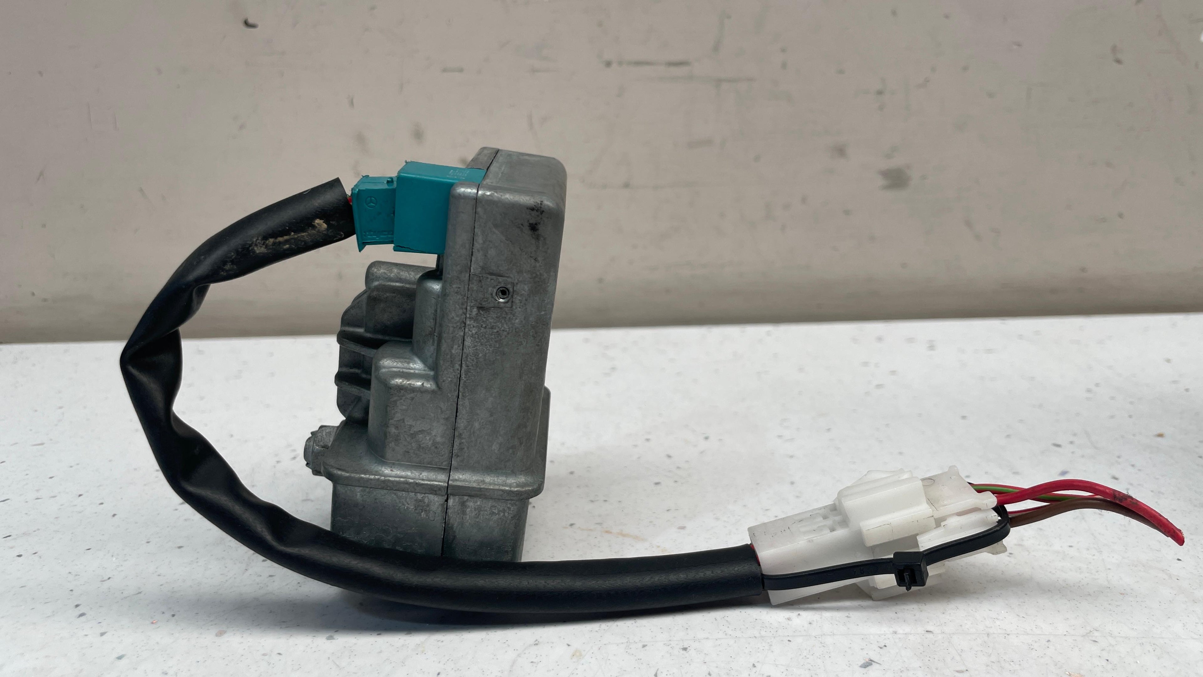 A2049005912 MERCEDES STEERING COLUMN LOCK