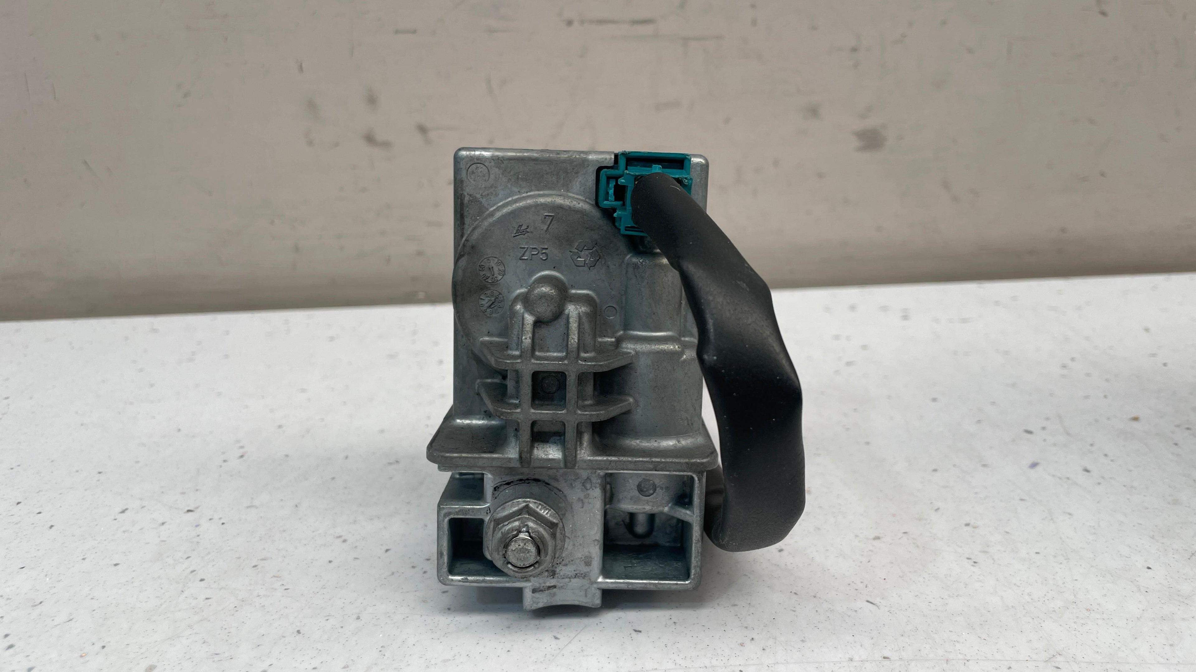 A2049005912 MERCEDES STEERING COLUMN LOCK