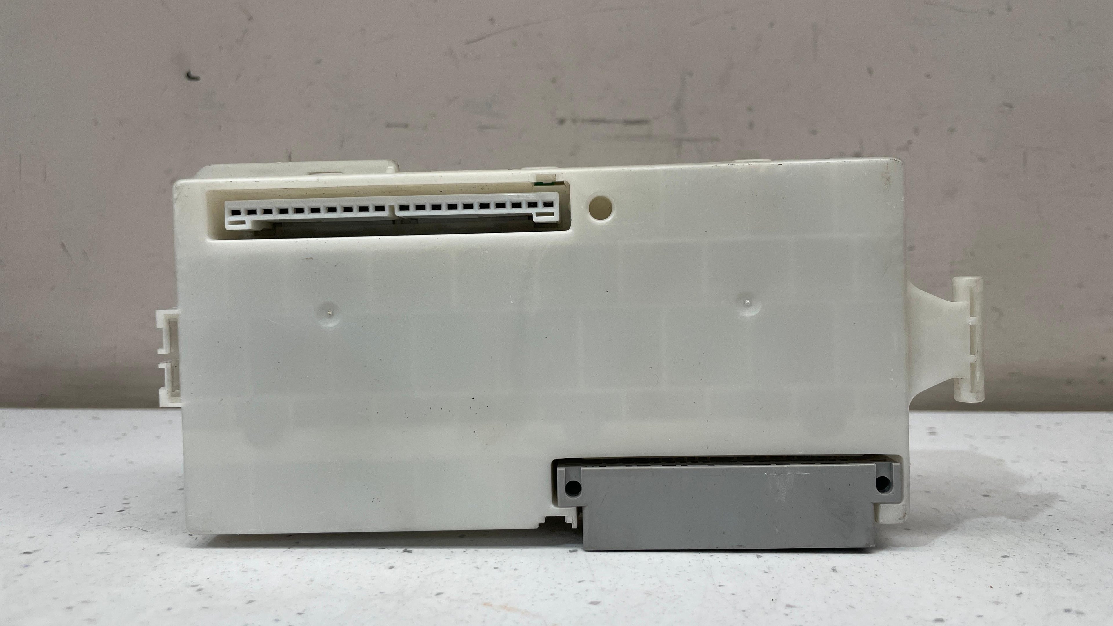 8637A105 MITSUBISHI CONTROL UNIT TIME AND ALARM / ETACS MODULE