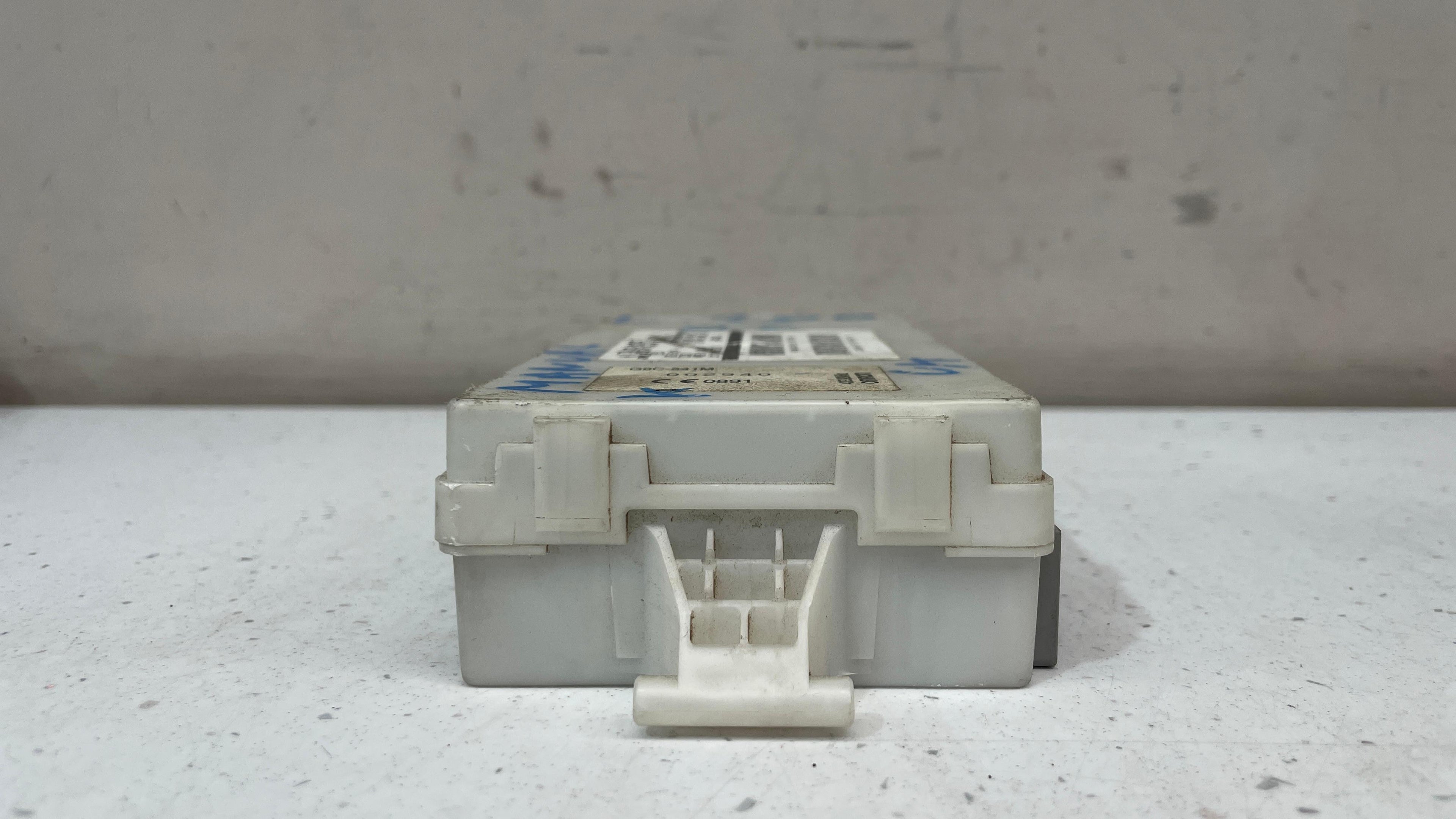 8637A105 MITSUBISHI CONTROL UNIT TIME AND ALARM / ETACS MODULE