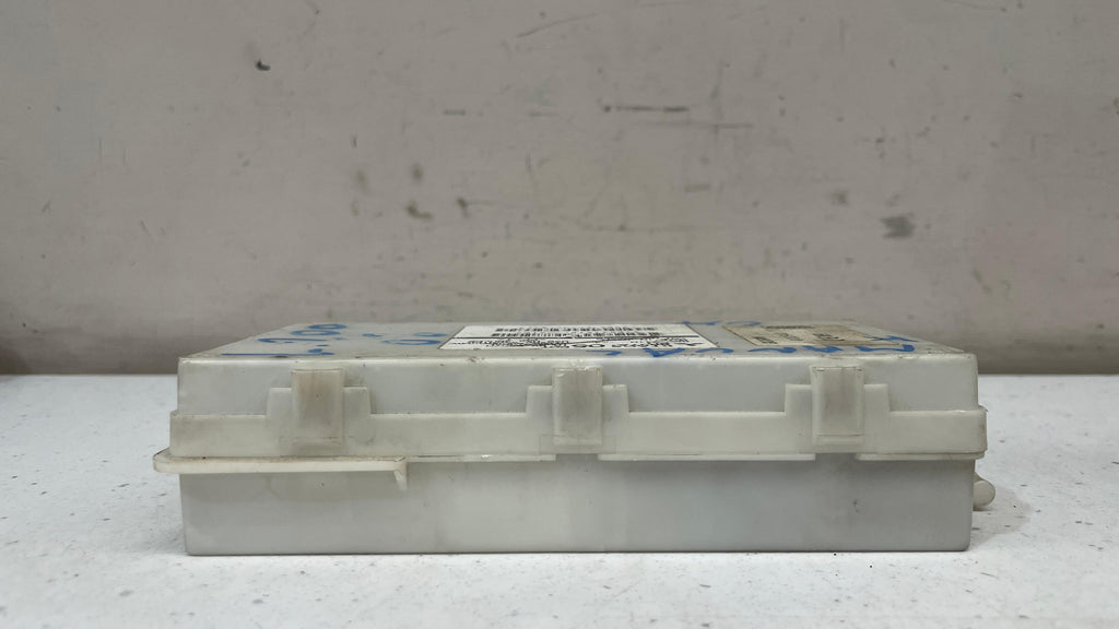 8637A105 MITSUBISHI CONTROL UNIT TIME AND ALARM / ETACS MODULE