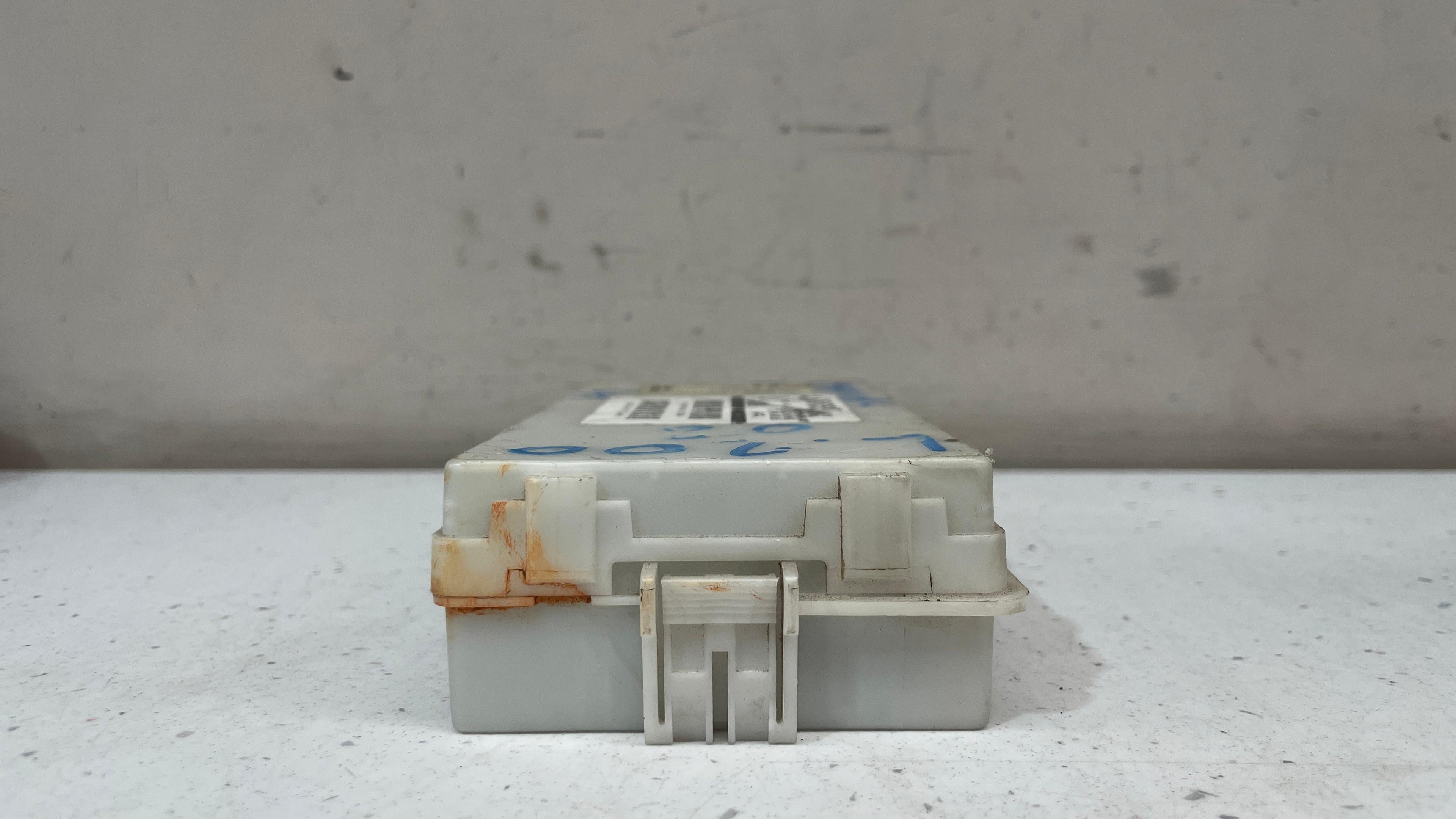 8637A105 MITSUBISHI CONTROL UNIT TIME AND ALARM / ETACS MODULE