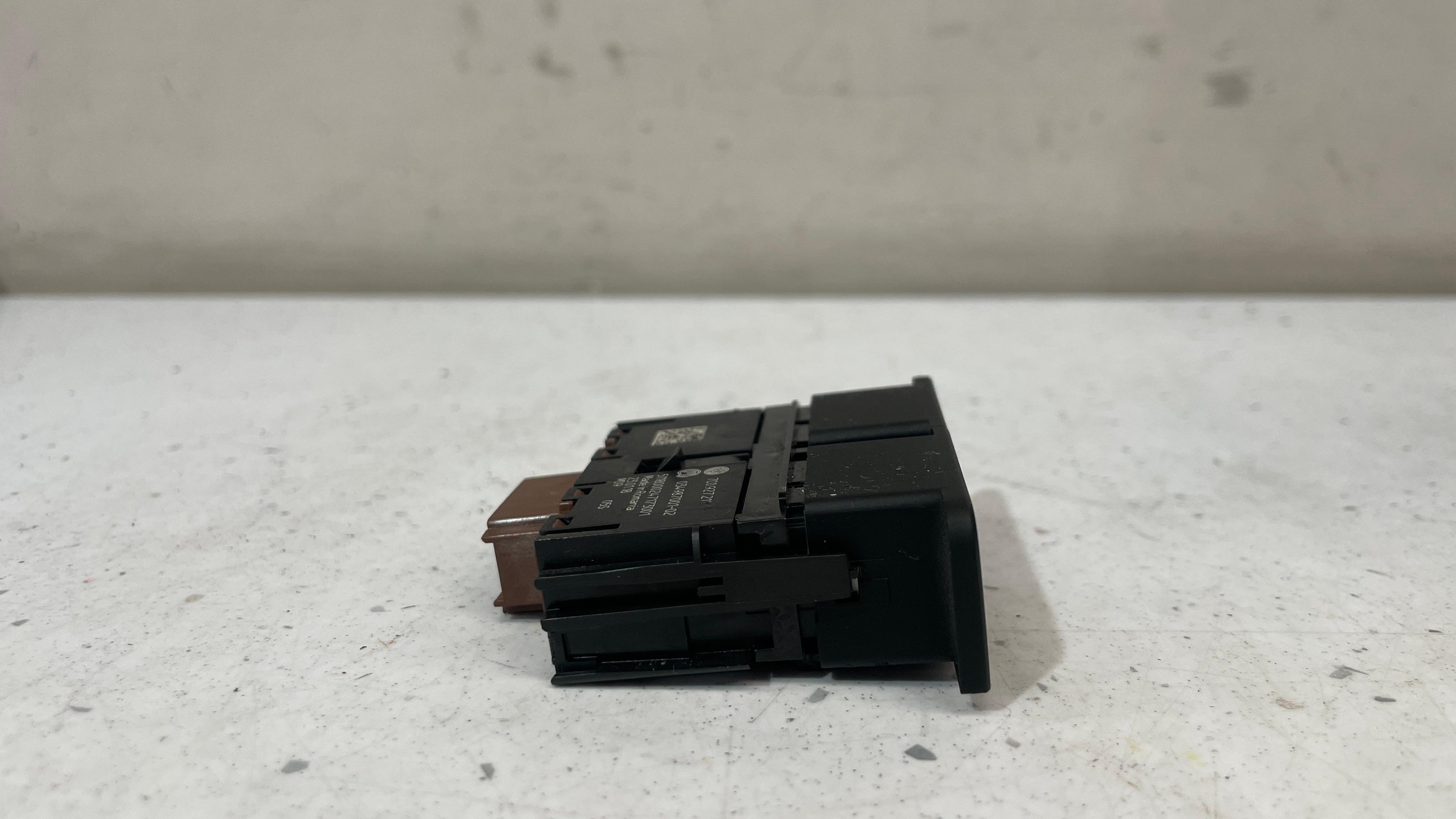 7C0927211 VOLKSWAGEN DASHBOARD SWITCH BLANKING COVER