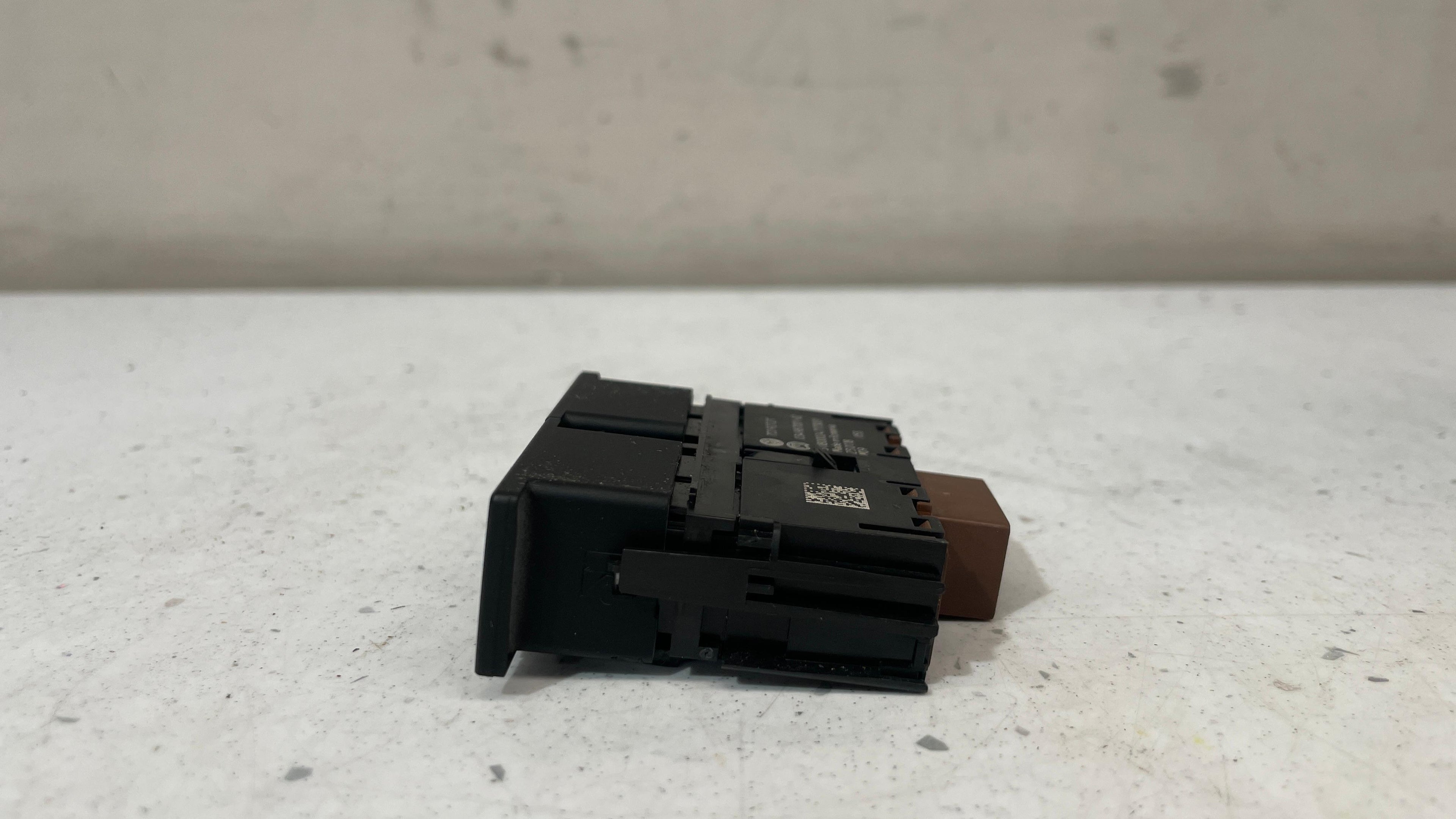 7C0927211 VOLKSWAGEN DASHBOARD SWITCH BLANKING COVER