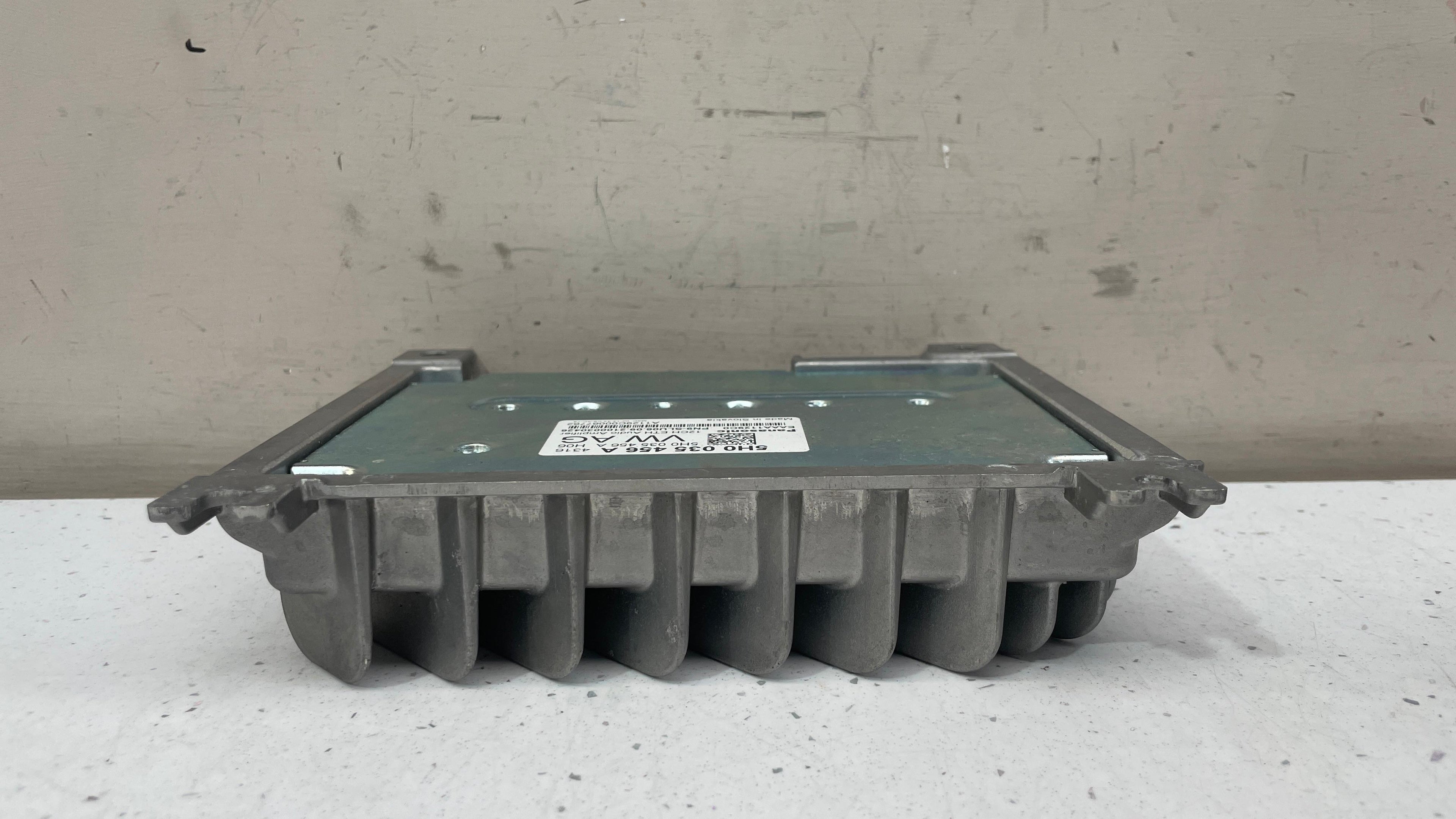 5H0035456A VOLKSWAGEN GOLF 8 SOUND SYSTEM AMPLIFIER