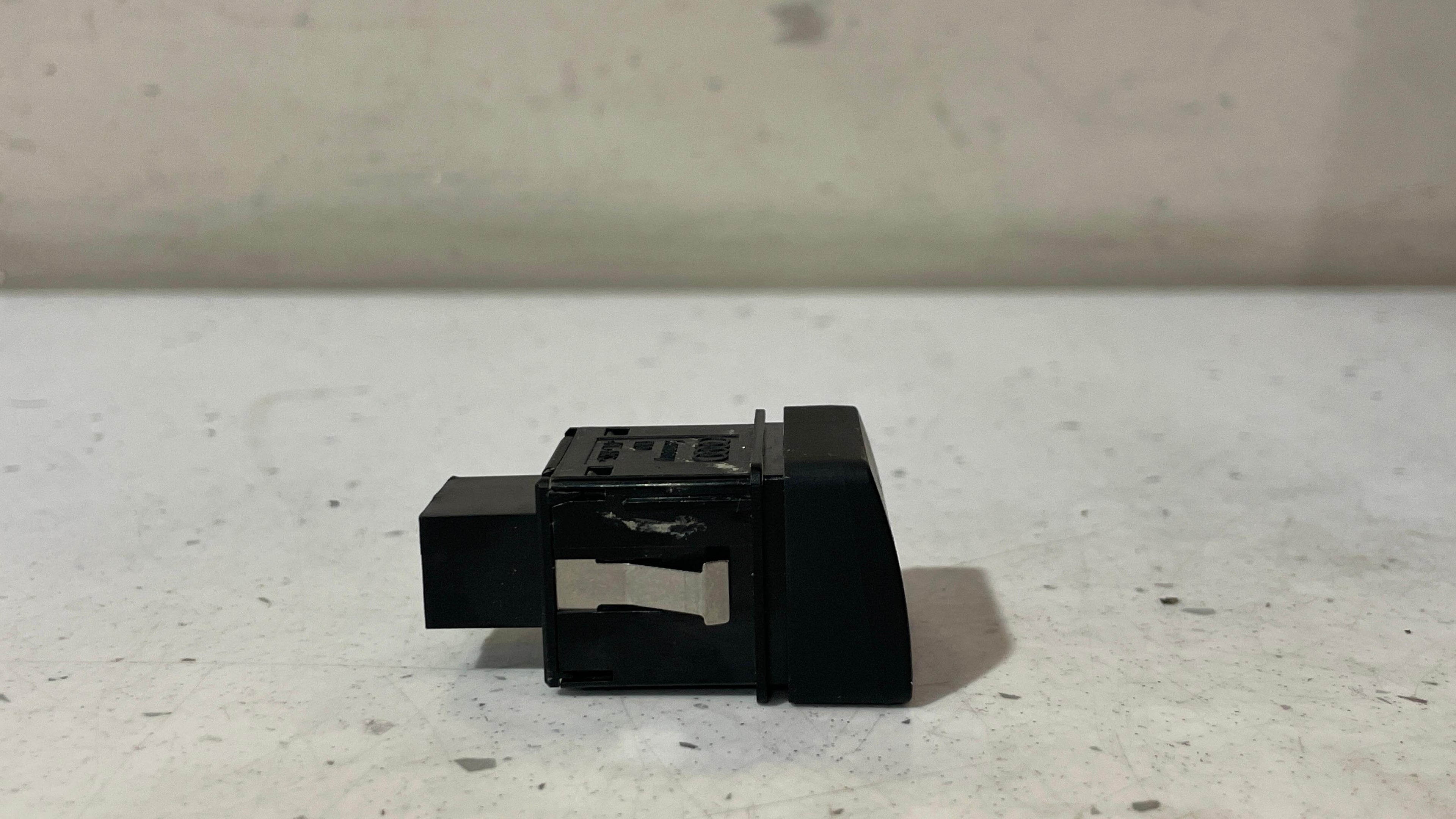 8WD941509A AUDI A5 WARNING SWITCH EMERGENCY