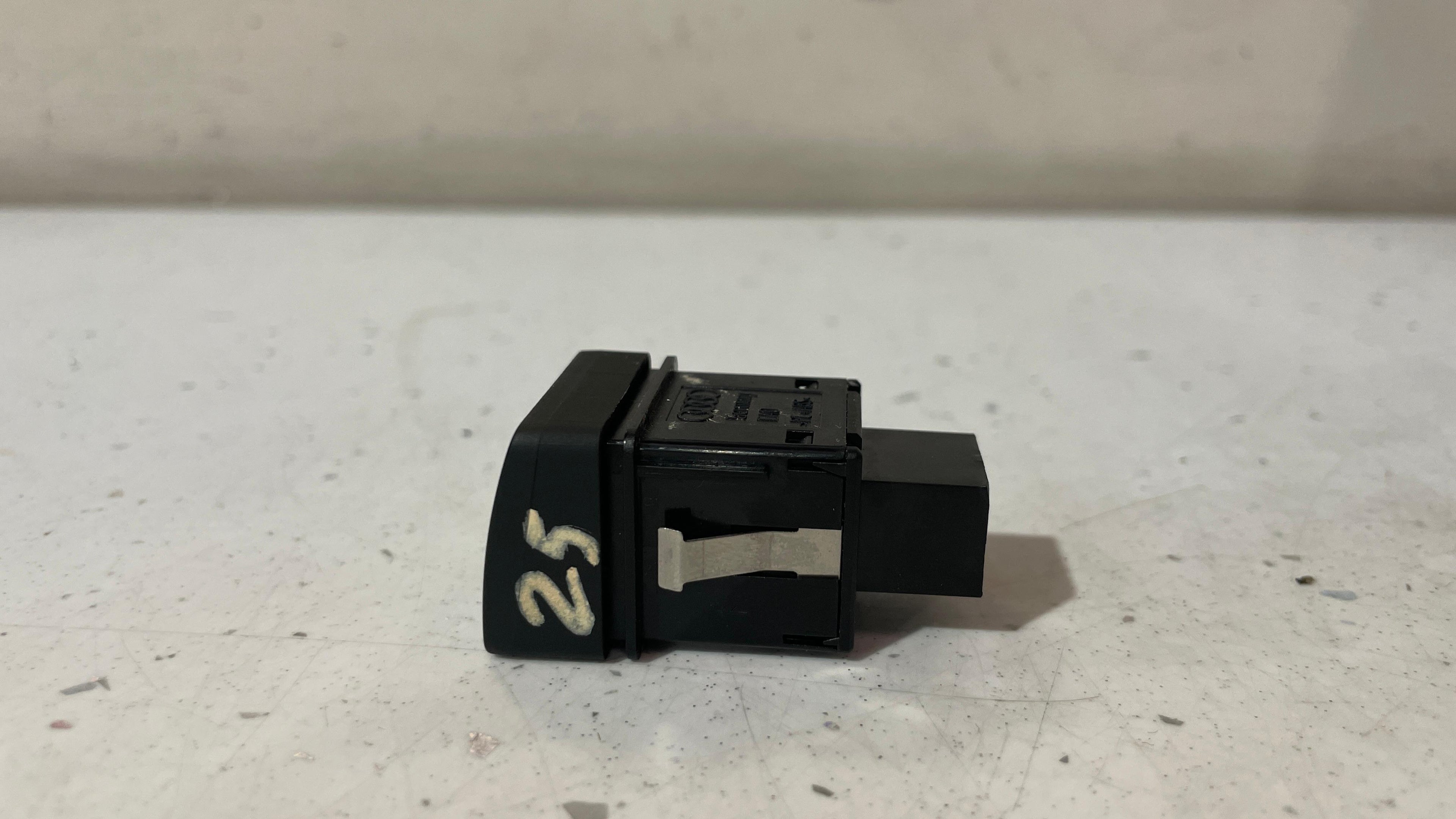 8WD941509A AUDI A5 WARNING SWITCH EMERGENCY