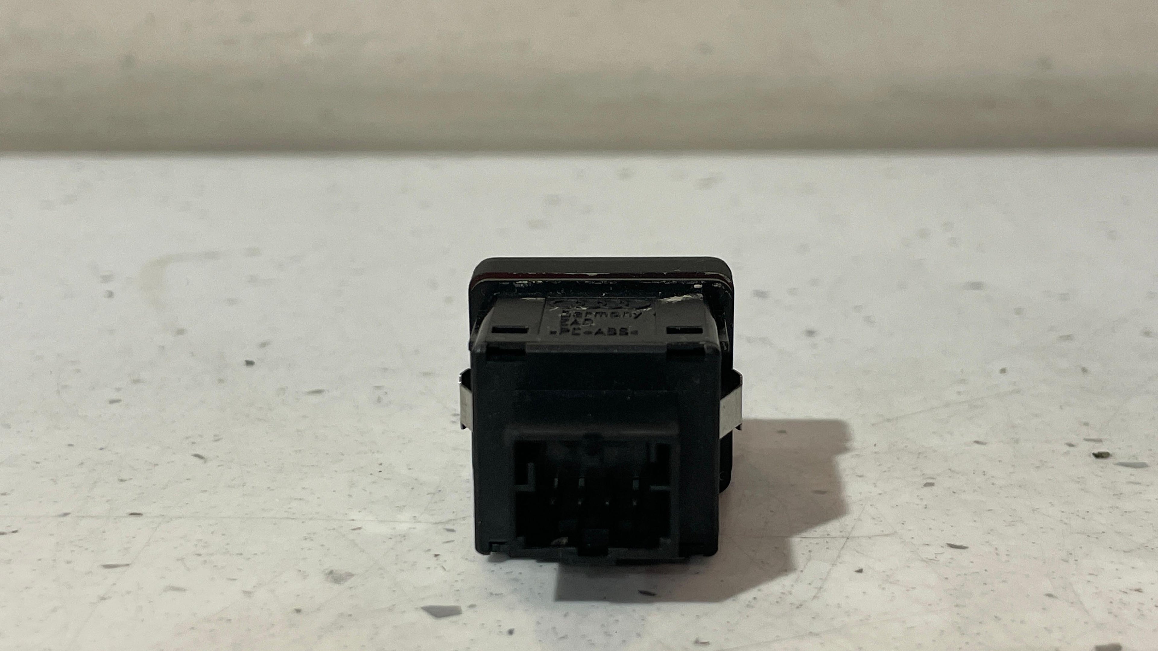 8WD941509A AUDI A5 WARNING SWITCH EMERGENCY