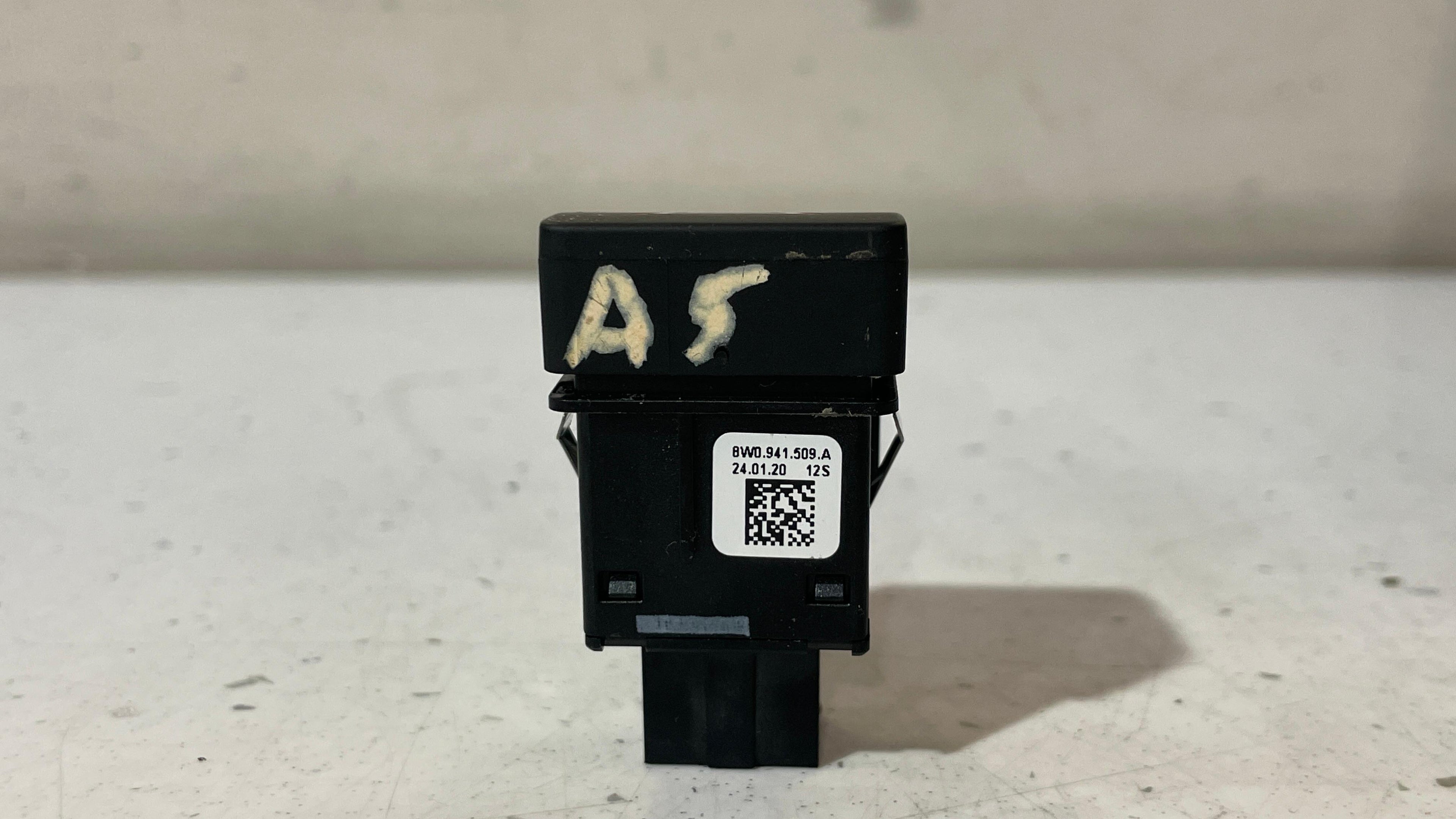 8WD941509A AUDI A5 WARNING SWITCH EMERGENCY