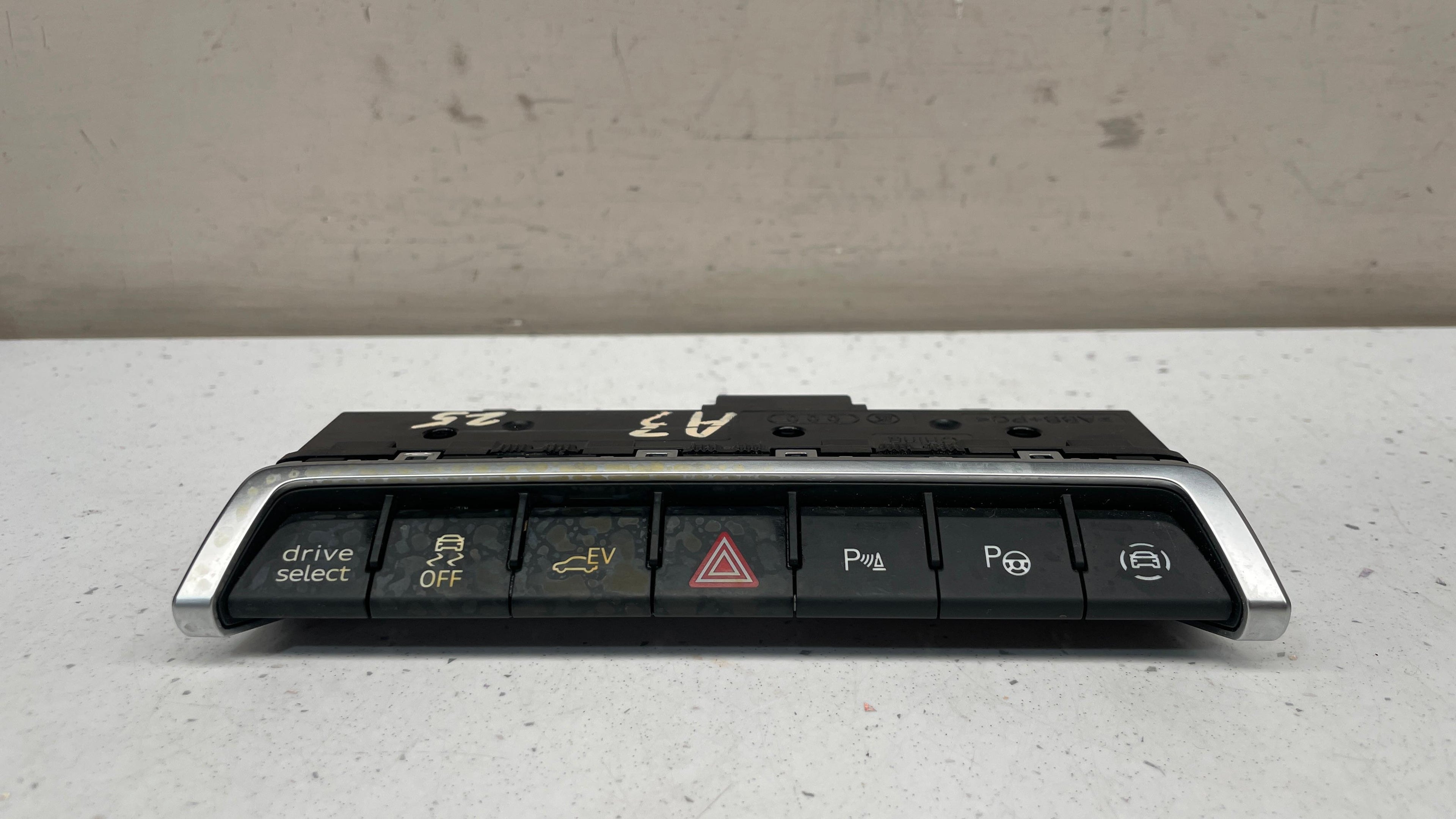 8Y0925301CL AUDI A3 CENTER CONSOLE SWITCH ASSEMBLY