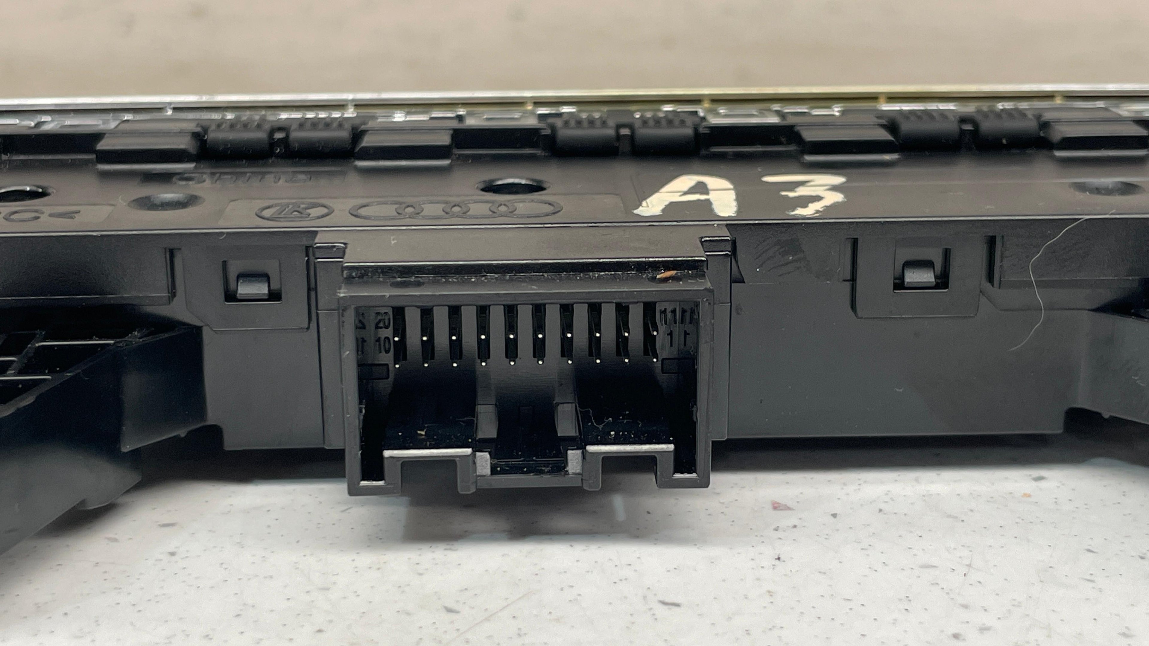 8Y0925301CL AUDI A3 CENTER CONSOLE SWITCH ASSEMBLY