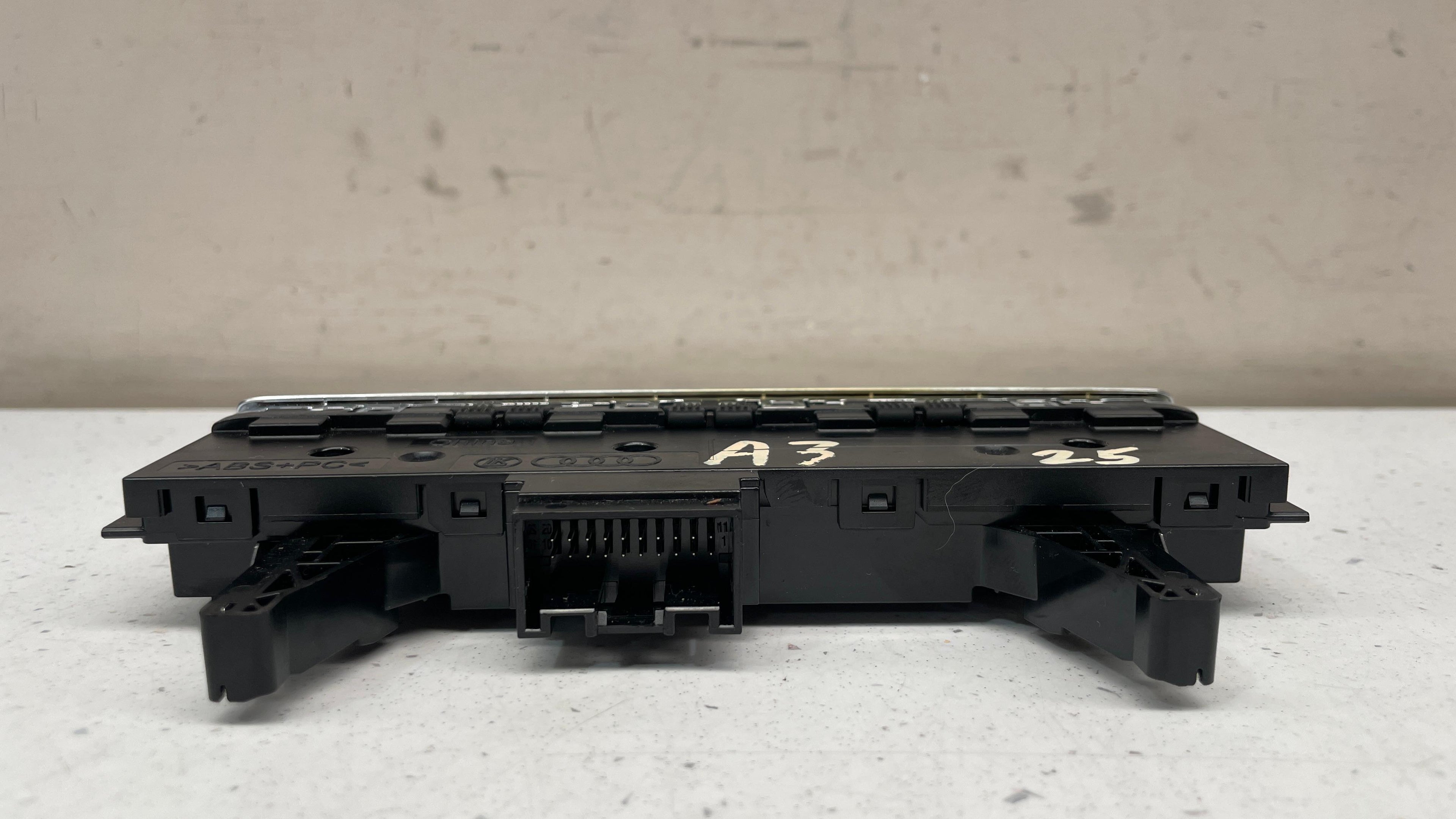 8Y0925301CL AUDI A3 CENTER CONSOLE SWITCH ASSEMBLY