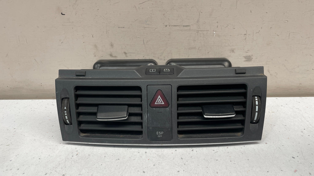 A2048305854 MERCEDES W204 FRONT DASHBOARD AIR VENT