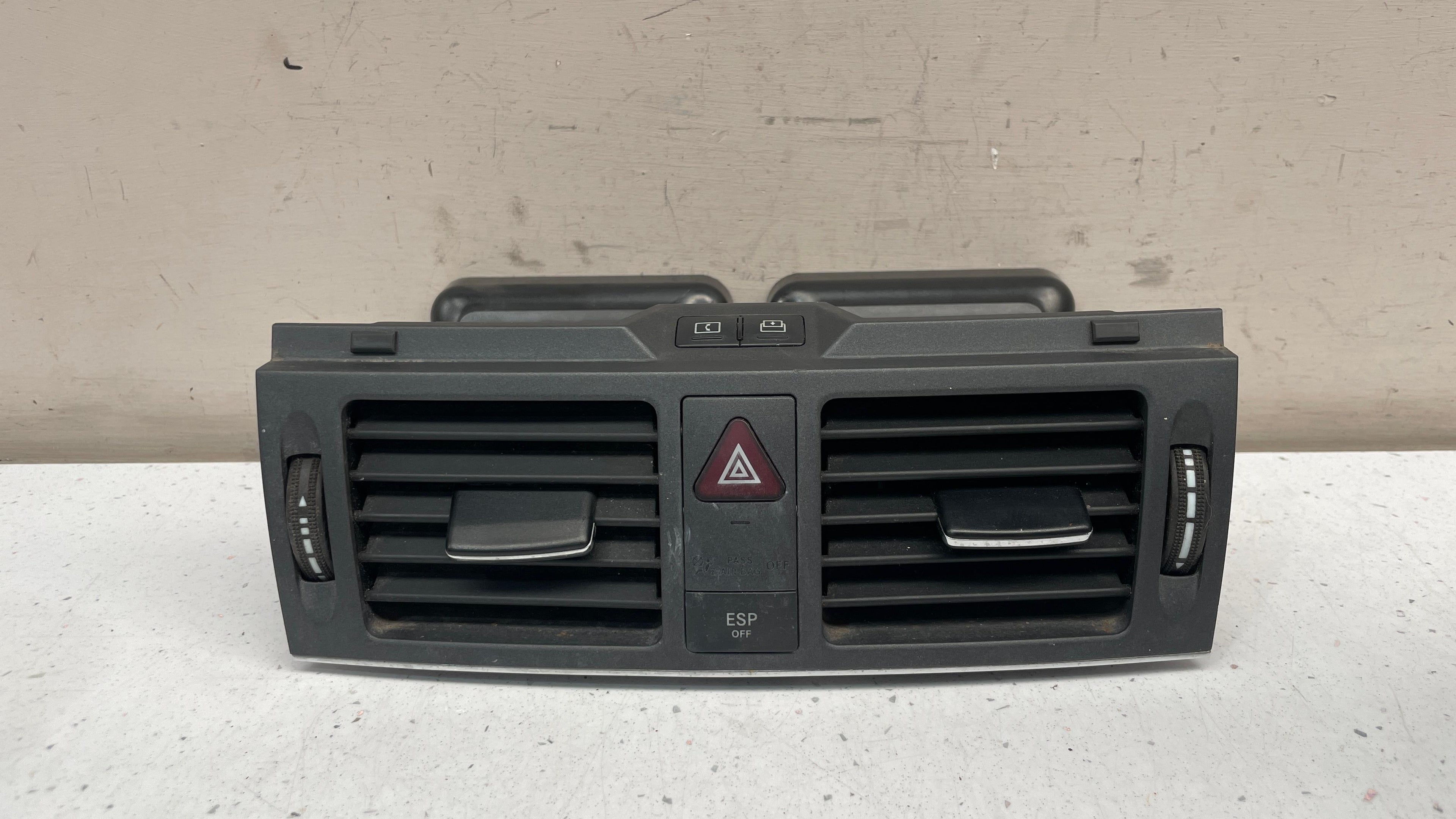 A2048305854 MERCEDES W204 FRONT DASHBOARD AIR VENT