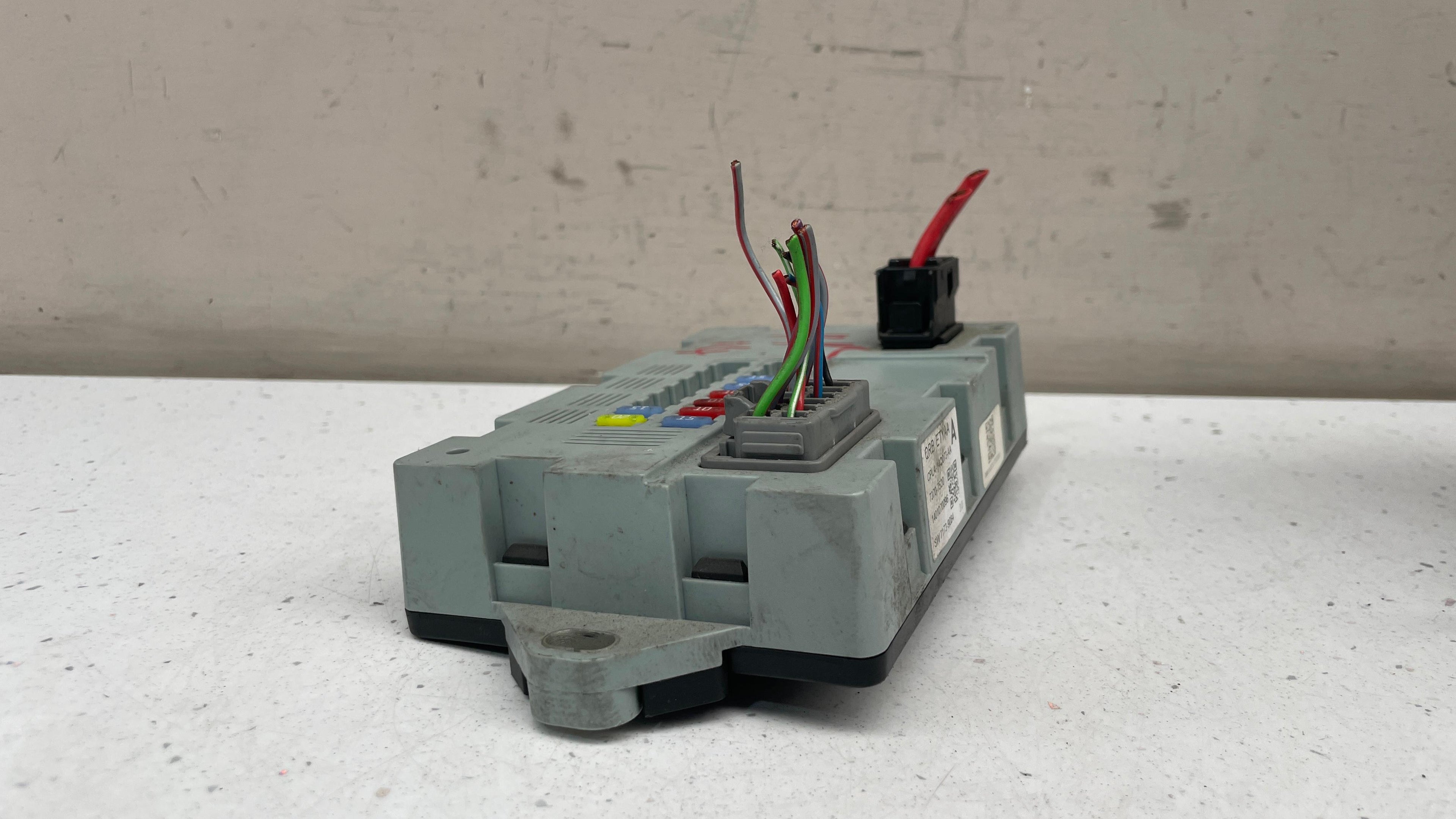 CPLA-14Q073-AA LAND ROVER TRUNK MODULE RELAY CONTROL FUSEBOX