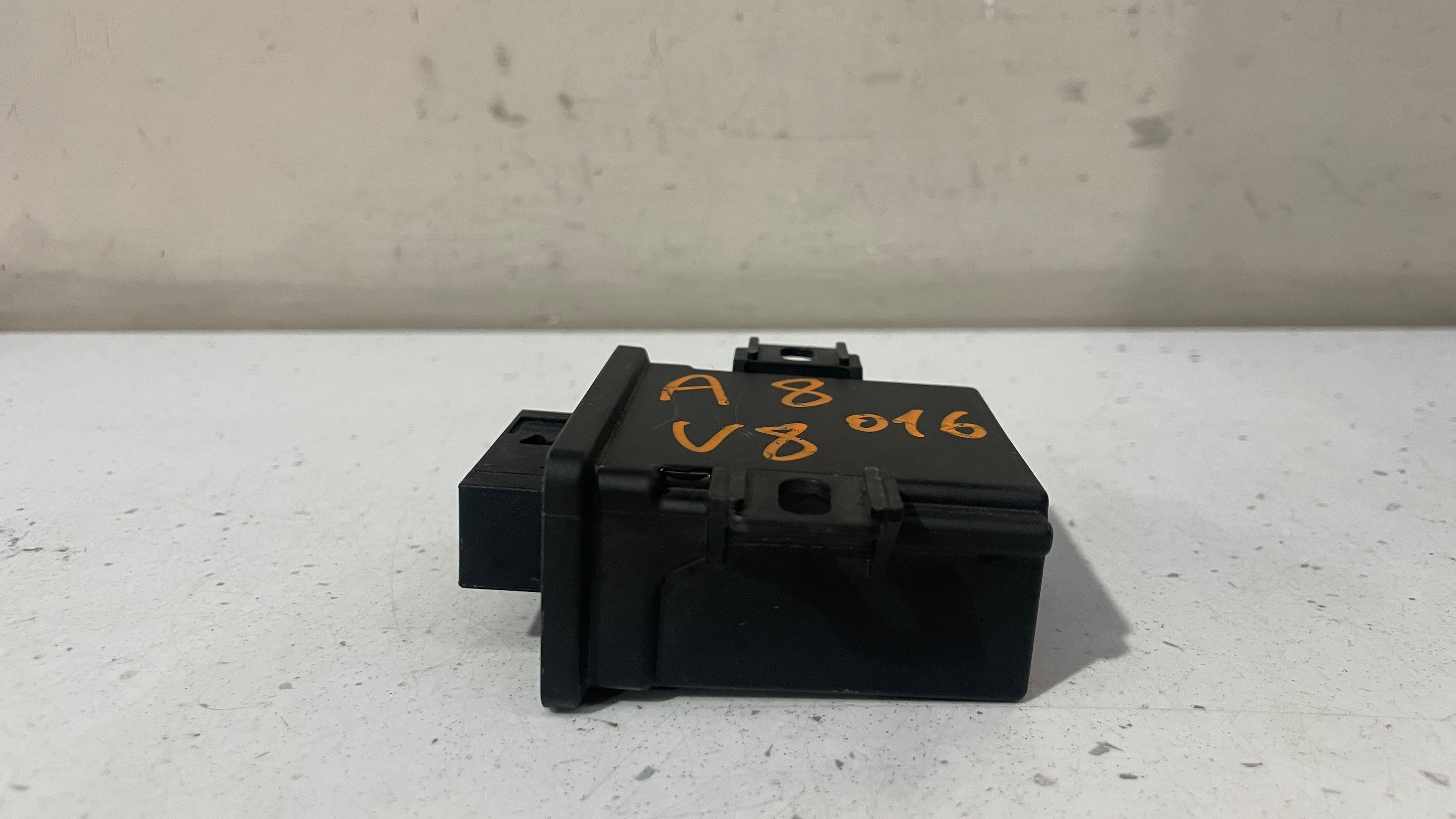 4H4907357B  AUDI A8 HEADLIGHT CONTROL MODULE