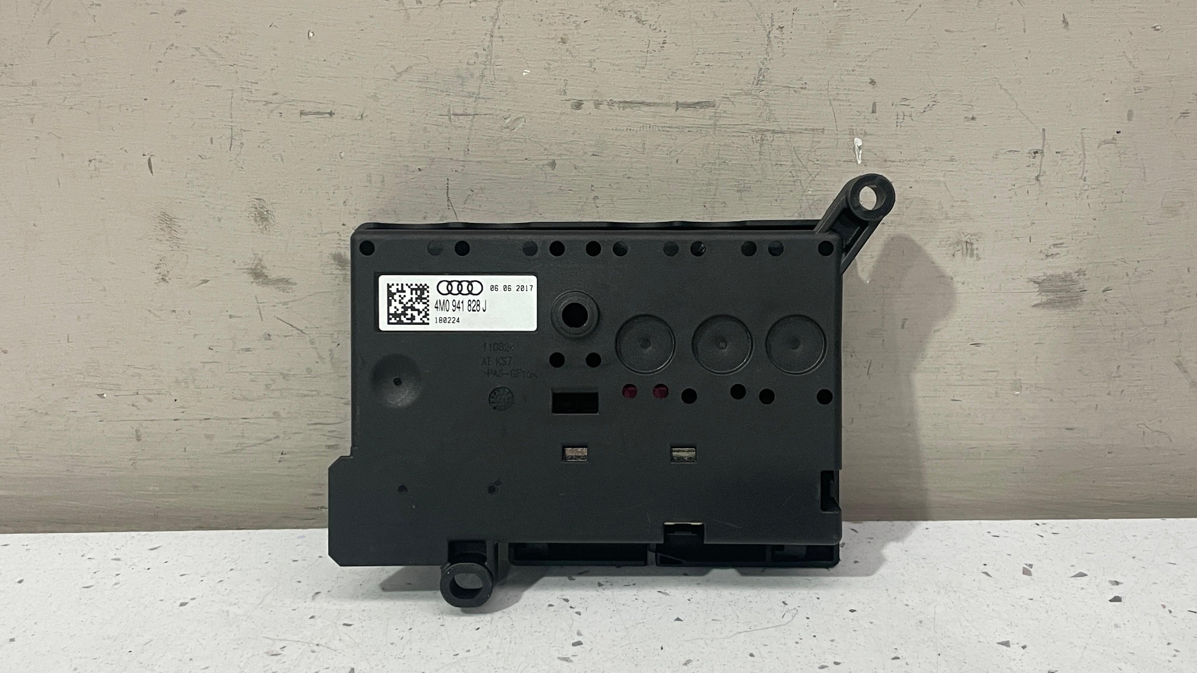4M0941828J AUDI Q7 REAR FUSE BOX RELAY POWER